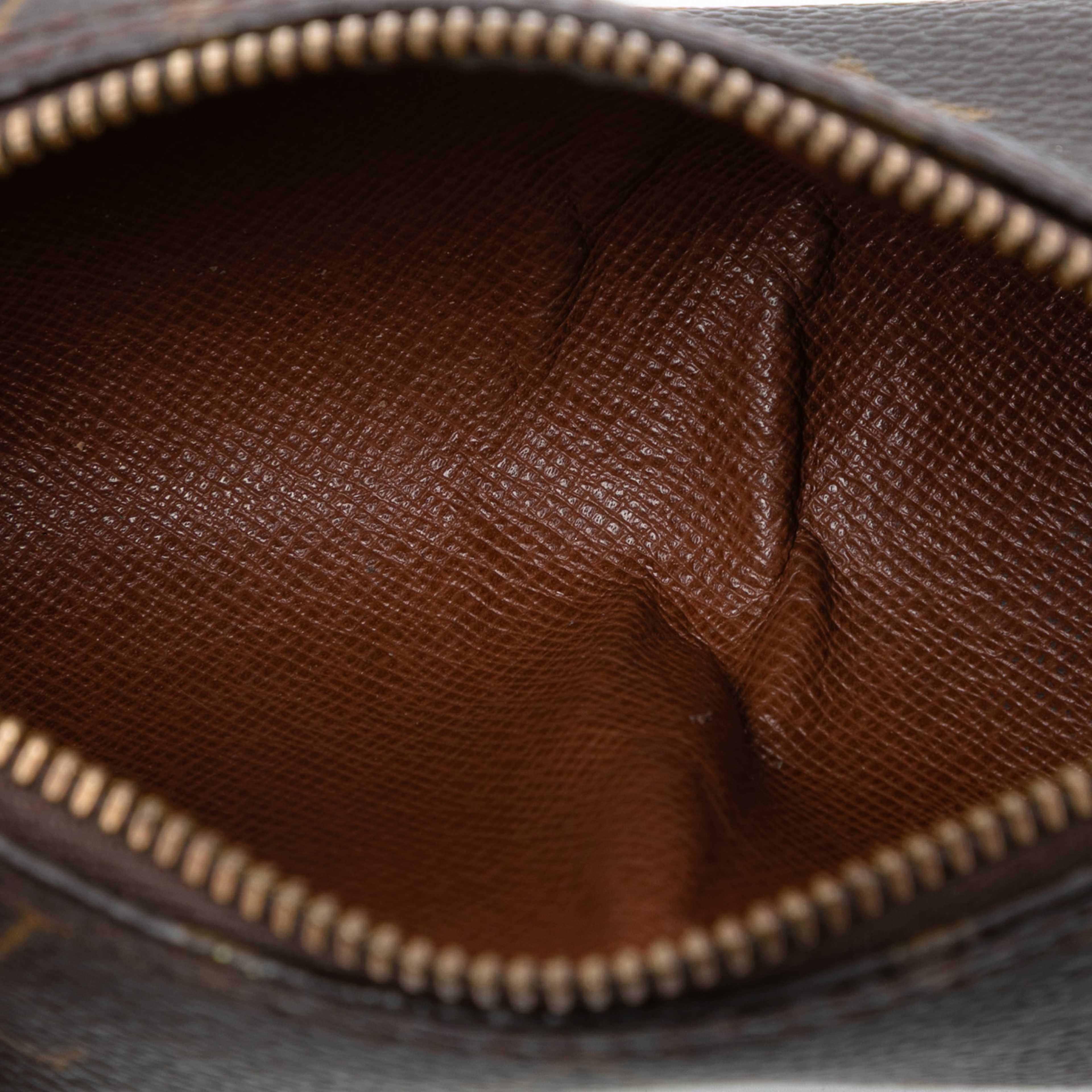 Louis Vuitton Monogram Papillon Pochette, från Luxclusif, i färgen brown. Klicka för att öppna bilden i stort format