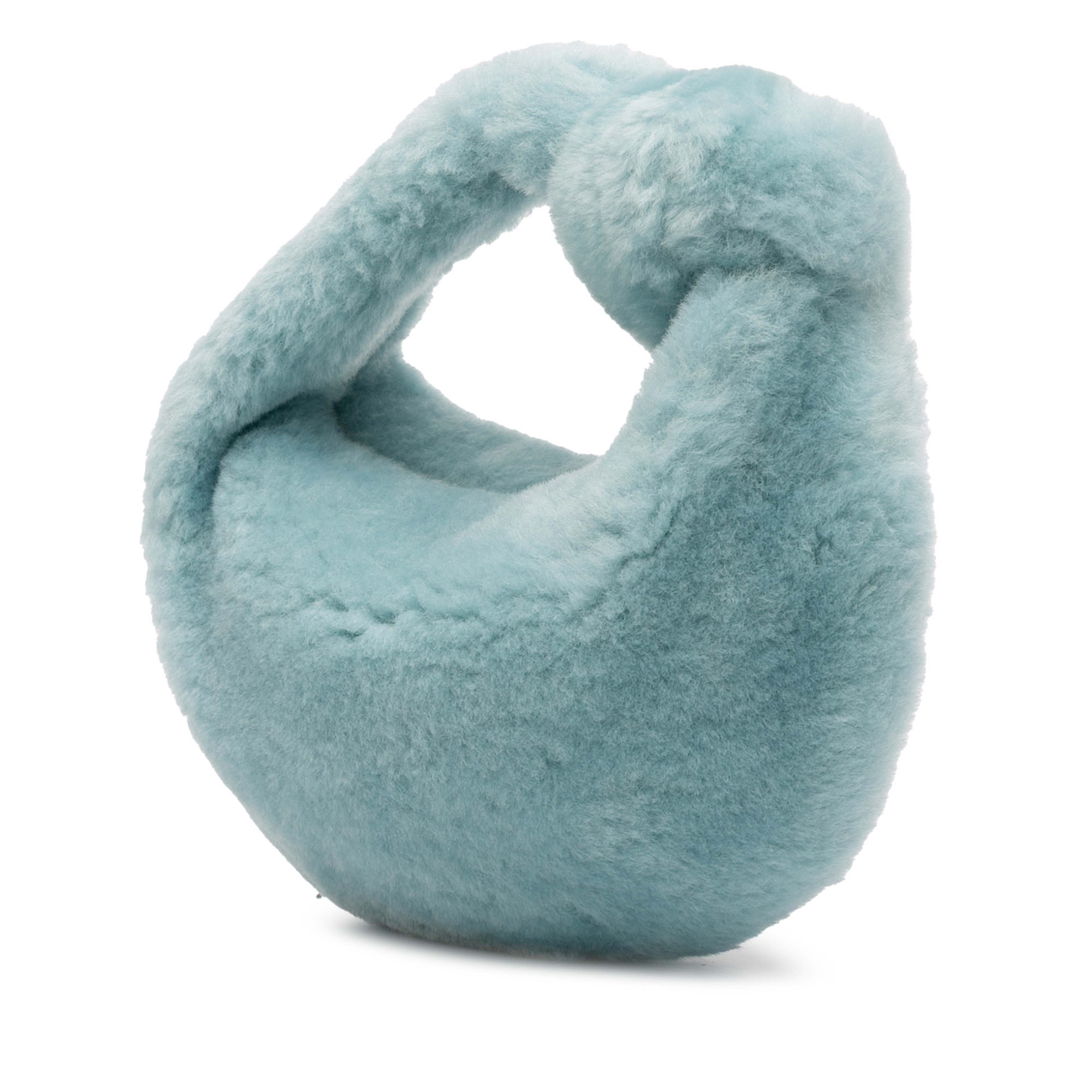 Bottega Veneta Mini Shearling Jodie, från Luxclusif, i färgen light blue. Klicka för att öppna bilden i stort format