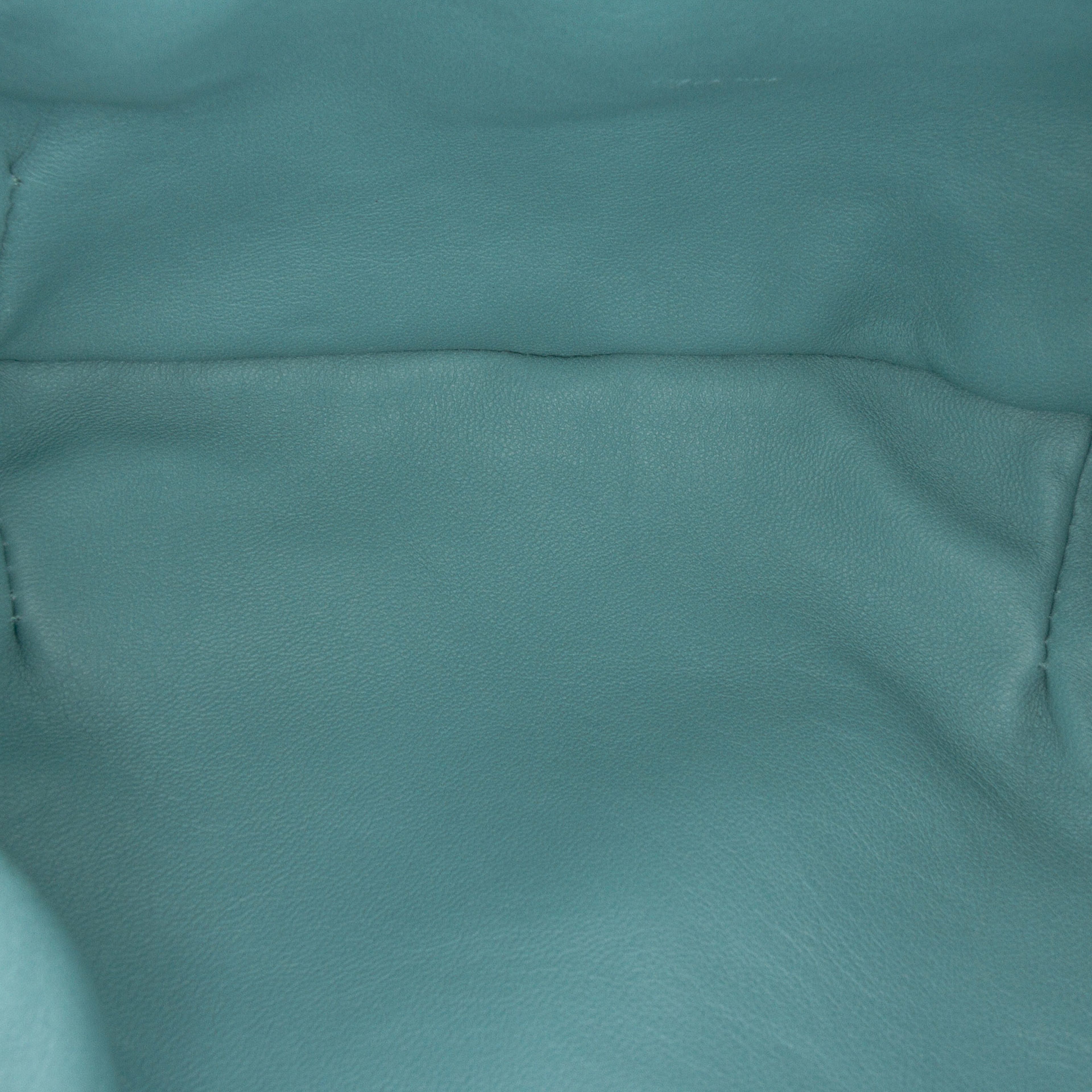 Bottega Veneta Mini Shearling Jodie, från Luxclusif, i färgen light blue. Klicka för att öppna bilden i stort format