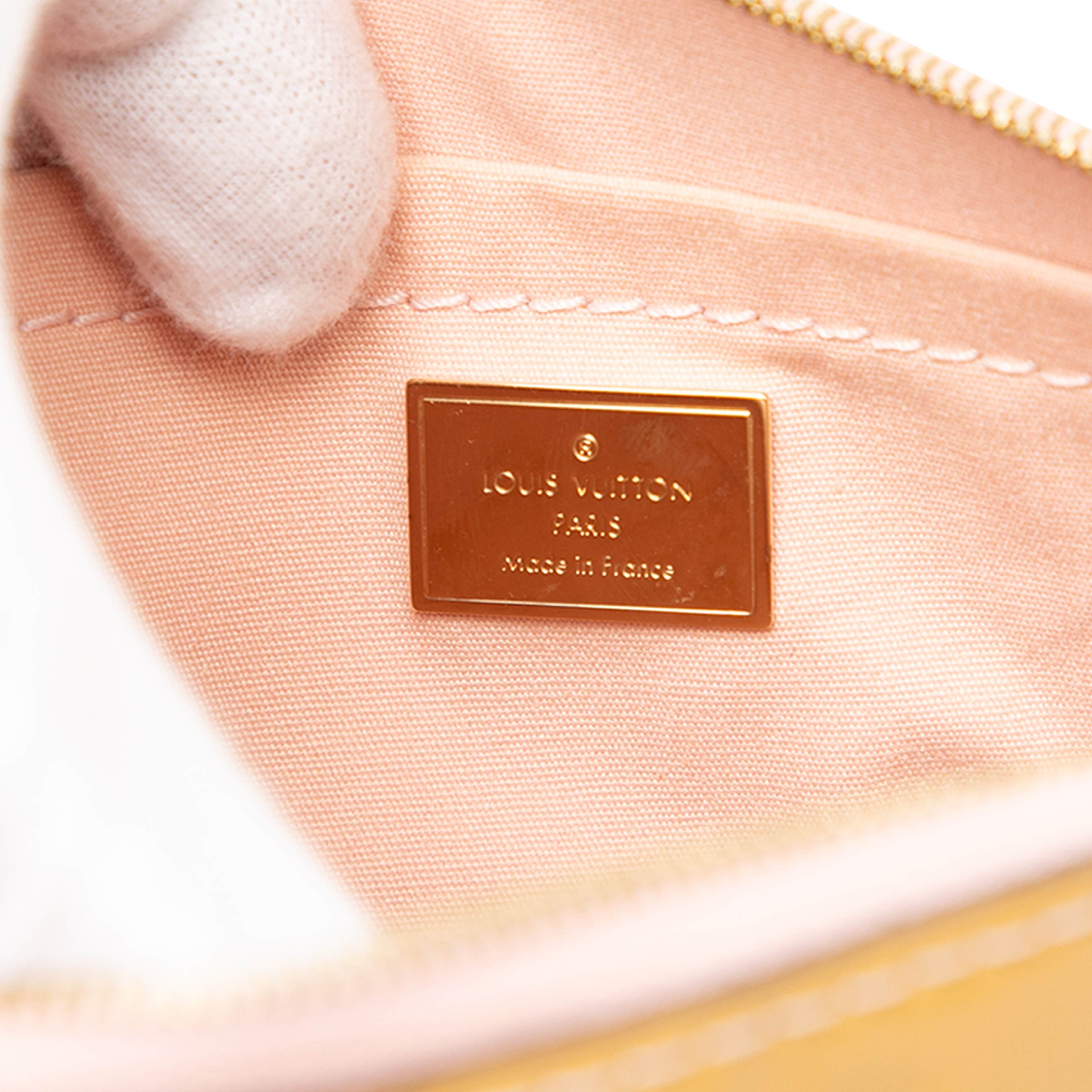 Louis Vuitton Monogram Vernis Santa Monica, från Luxclusif, i färgen mustard. Klicka för att öppna bilden i stort format