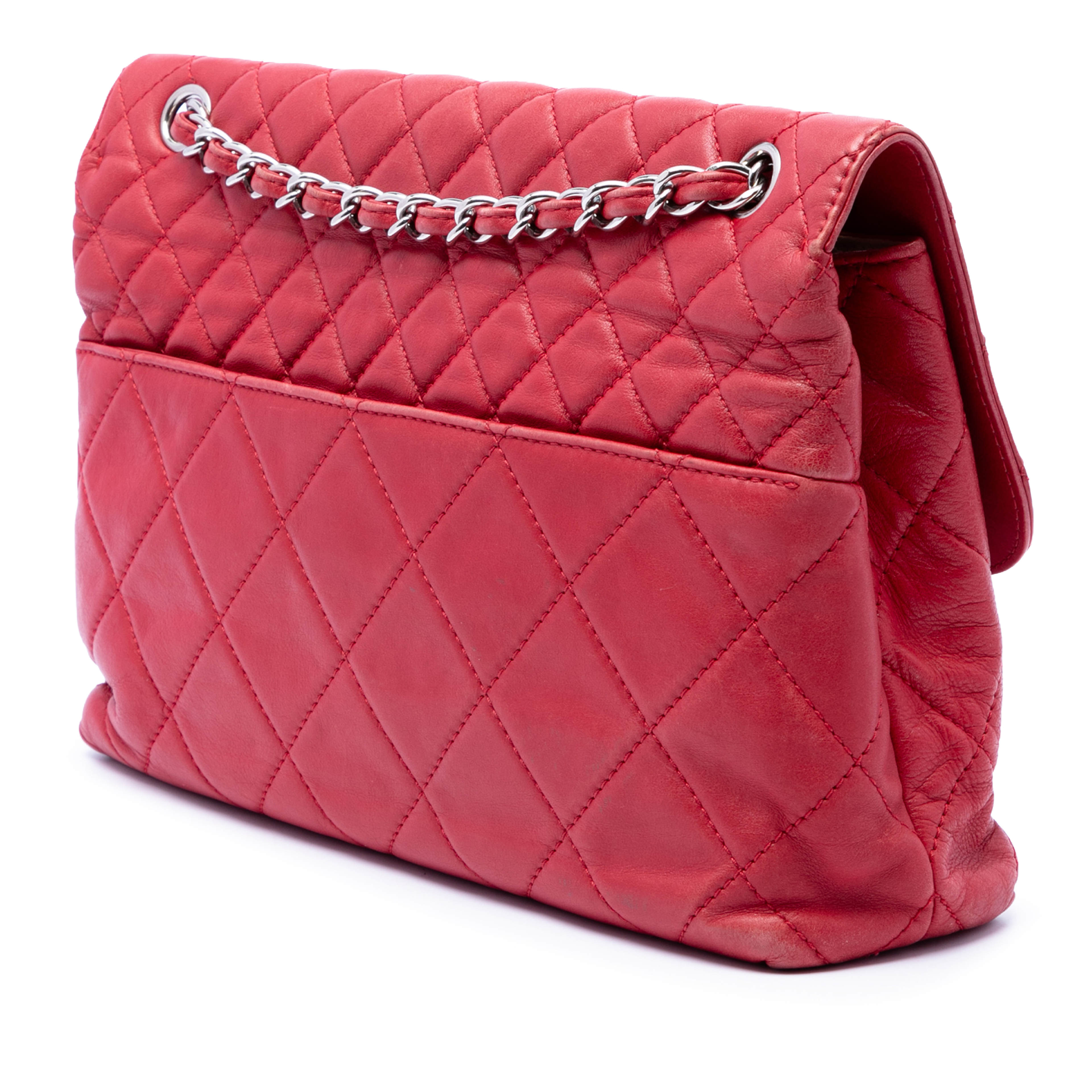 Chanel Cc Quilted Calfskin In The Business Flap, från Luxclusif, i färgen röd. Klicka för att öppna bilden i stort format