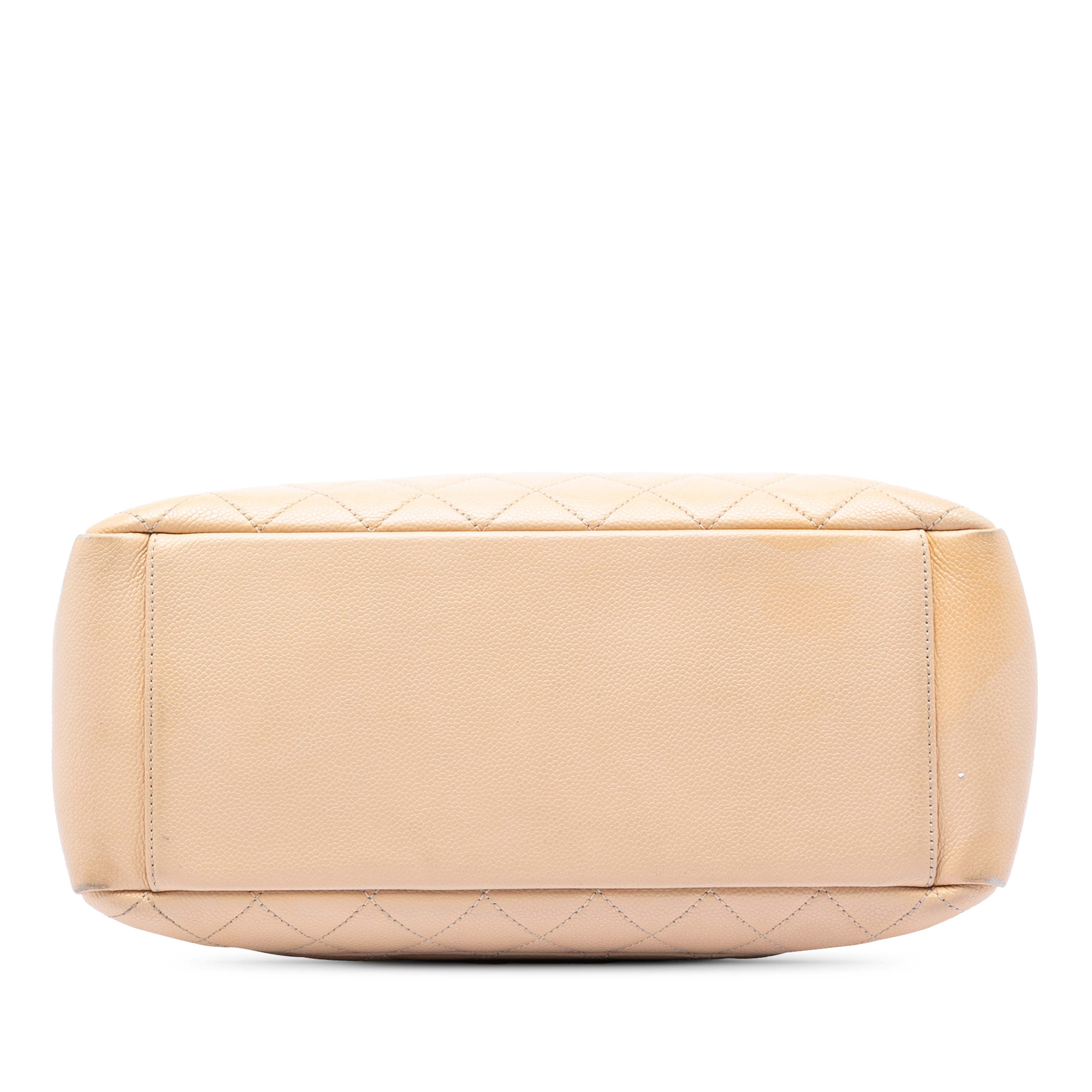 Chanel Caviar Grand Shopping Tote, från Luxclusif, i färgen light beige. Klicka för att öppna bilden i stort format