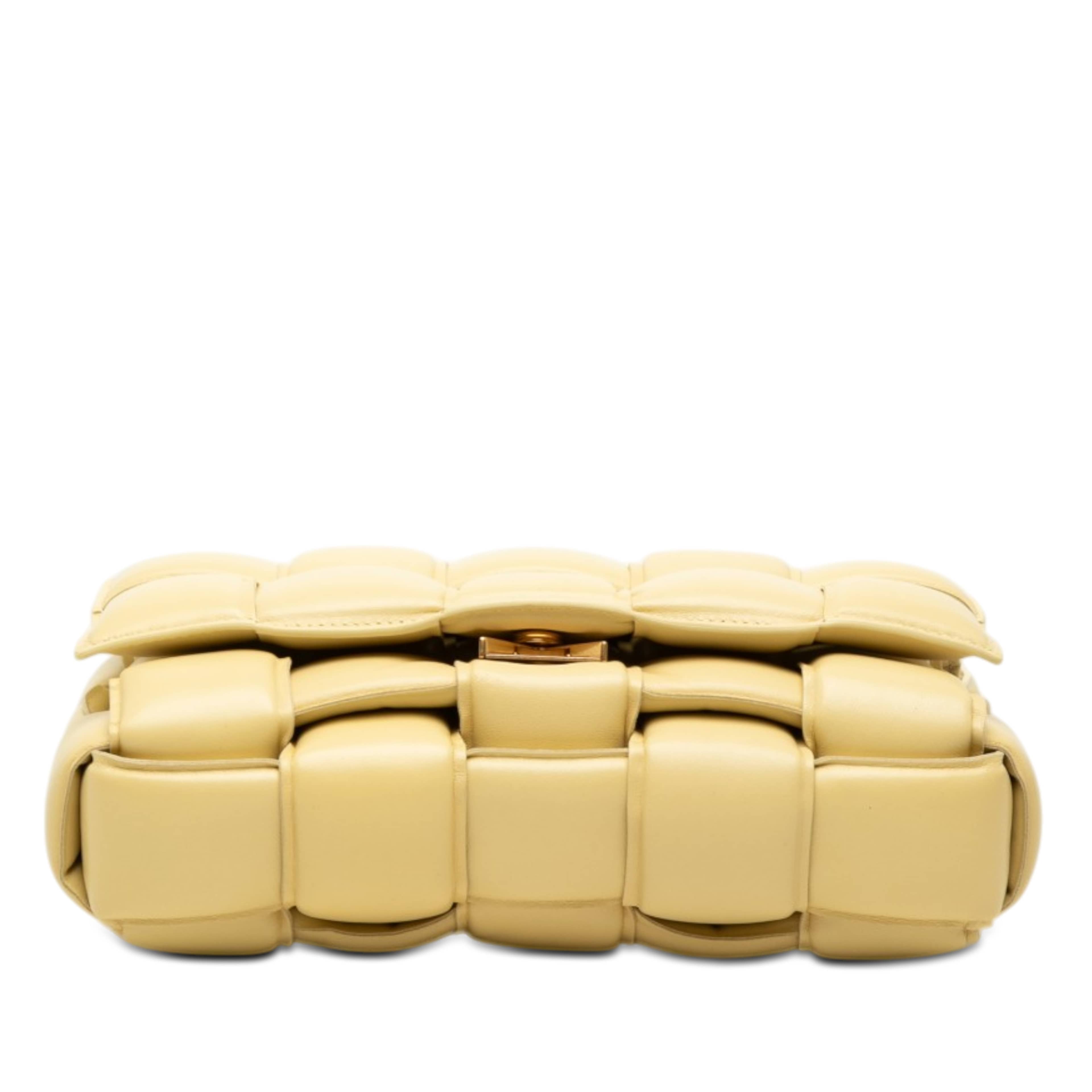 Bottega Veneta Nappa Intrecciato Padded Cassette Crossbody, från Luxclusif, i färgen light yellow. Klicka för att öppna bilden i stort format