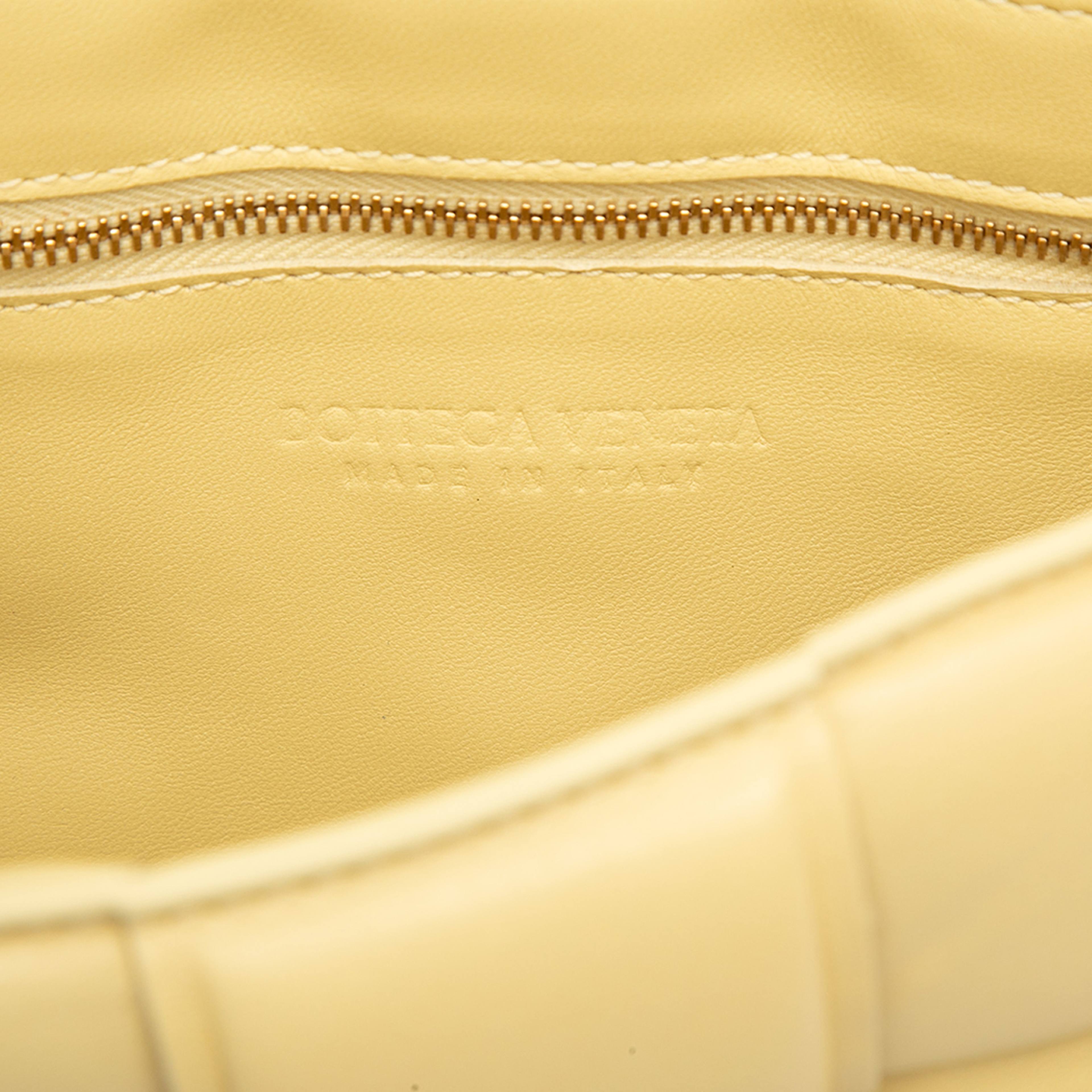 Bottega Veneta Nappa Intrecciato Padded Cassette Crossbody, från Luxclusif, i färgen light yellow. Klicka för att öppna bilden i stort format