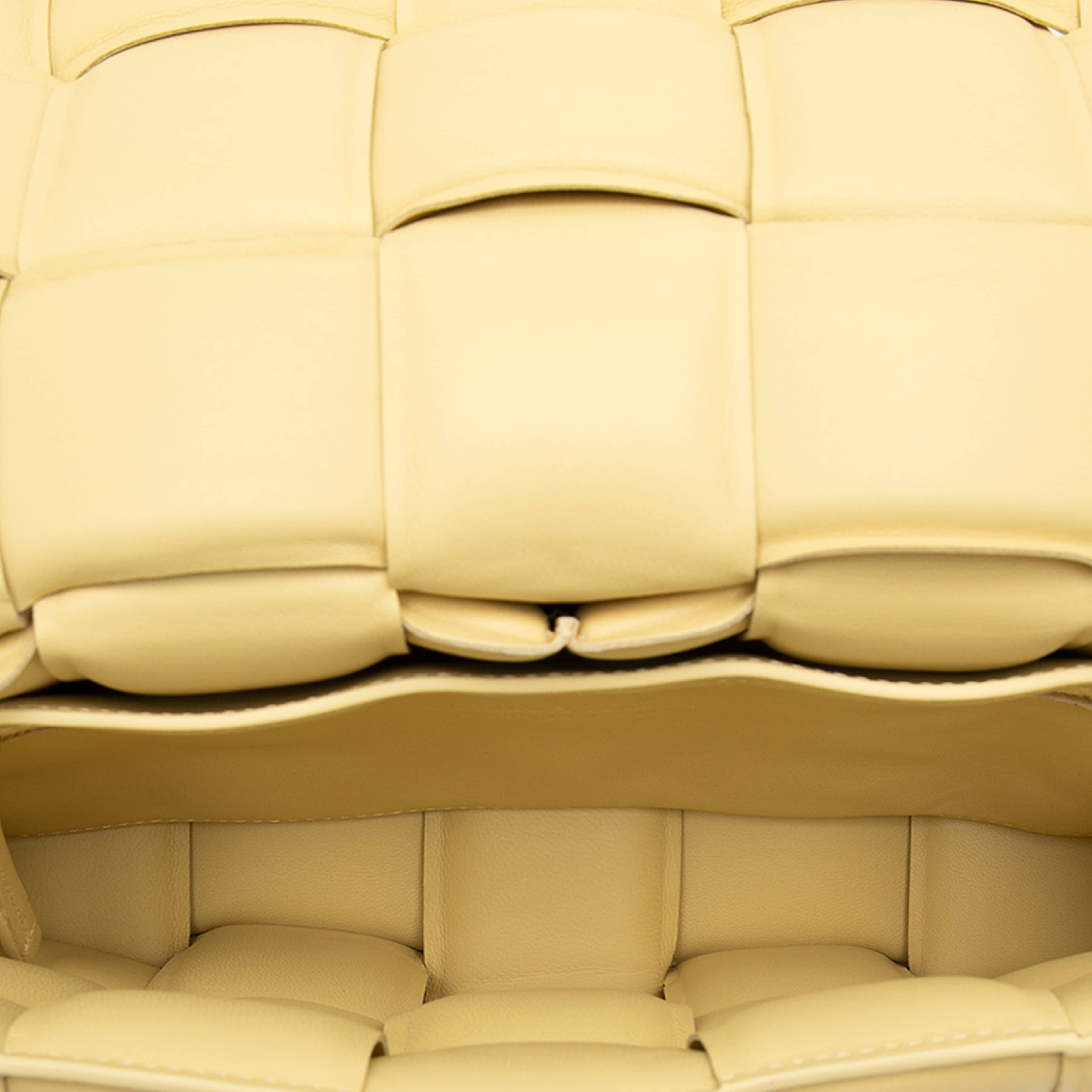 Bottega Veneta Nappa Intrecciato Padded Cassette Crossbody, från Luxclusif, i färgen light yellow. Klicka för att öppna bilden i stort format