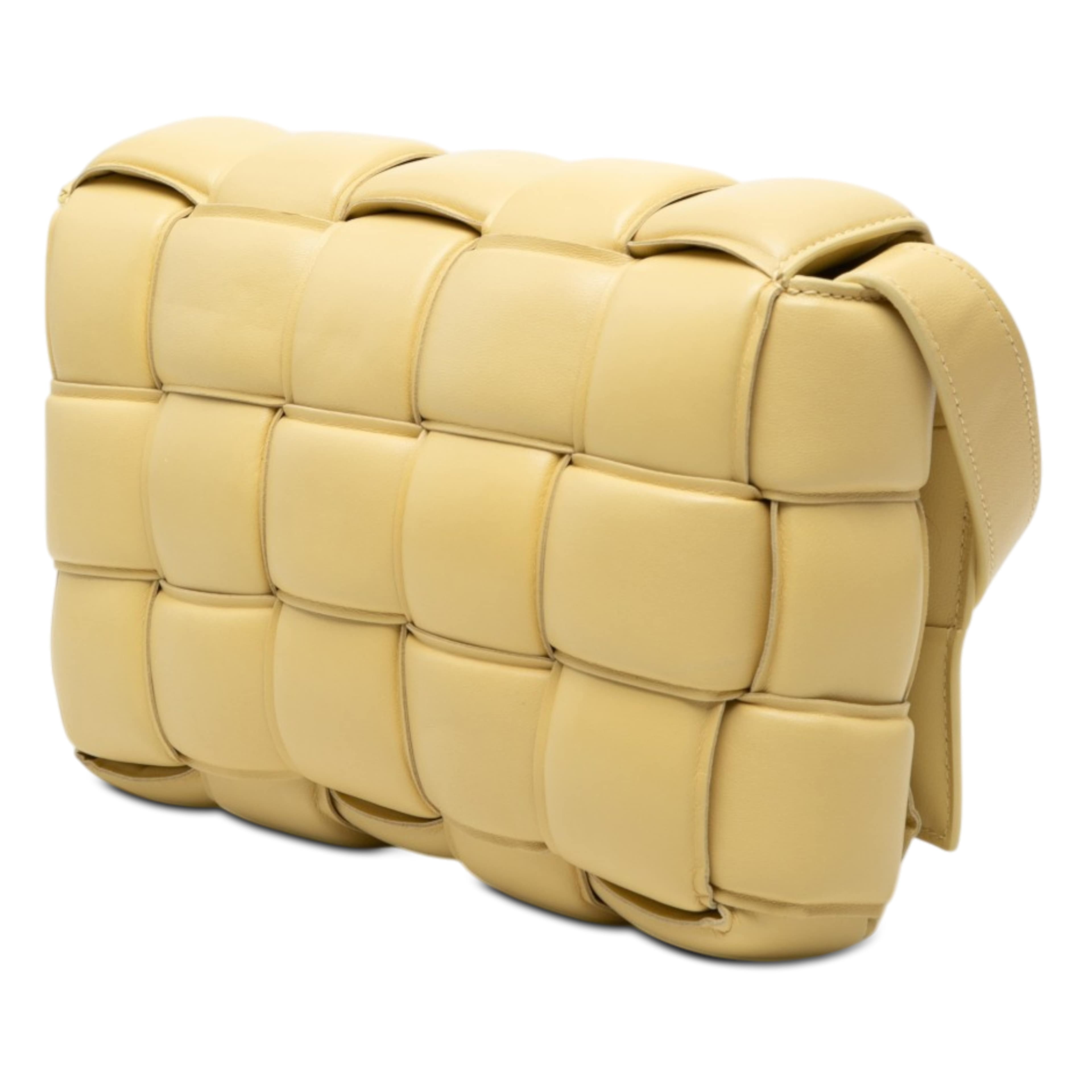 Bottega Veneta Nappa Intrecciato Padded Cassette Crossbody, från Luxclusif, i färgen light yellow. Klicka för att öppna bilden i stort format