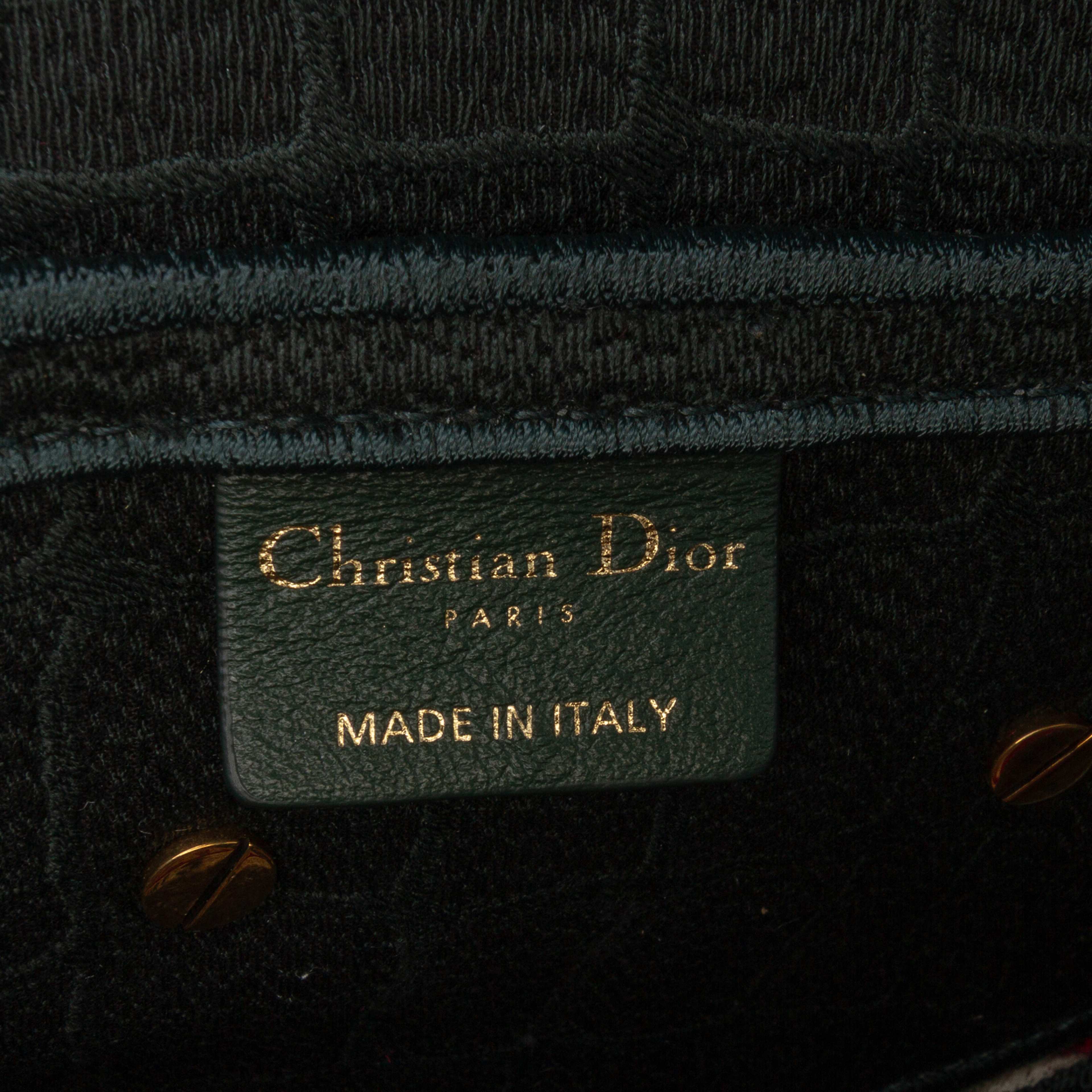 Dior Velvet Embroidered Crocodile Effect Saddle Bag, från Luxclusif, i färgen dark green. Klicka för att öppna bilden i stort format