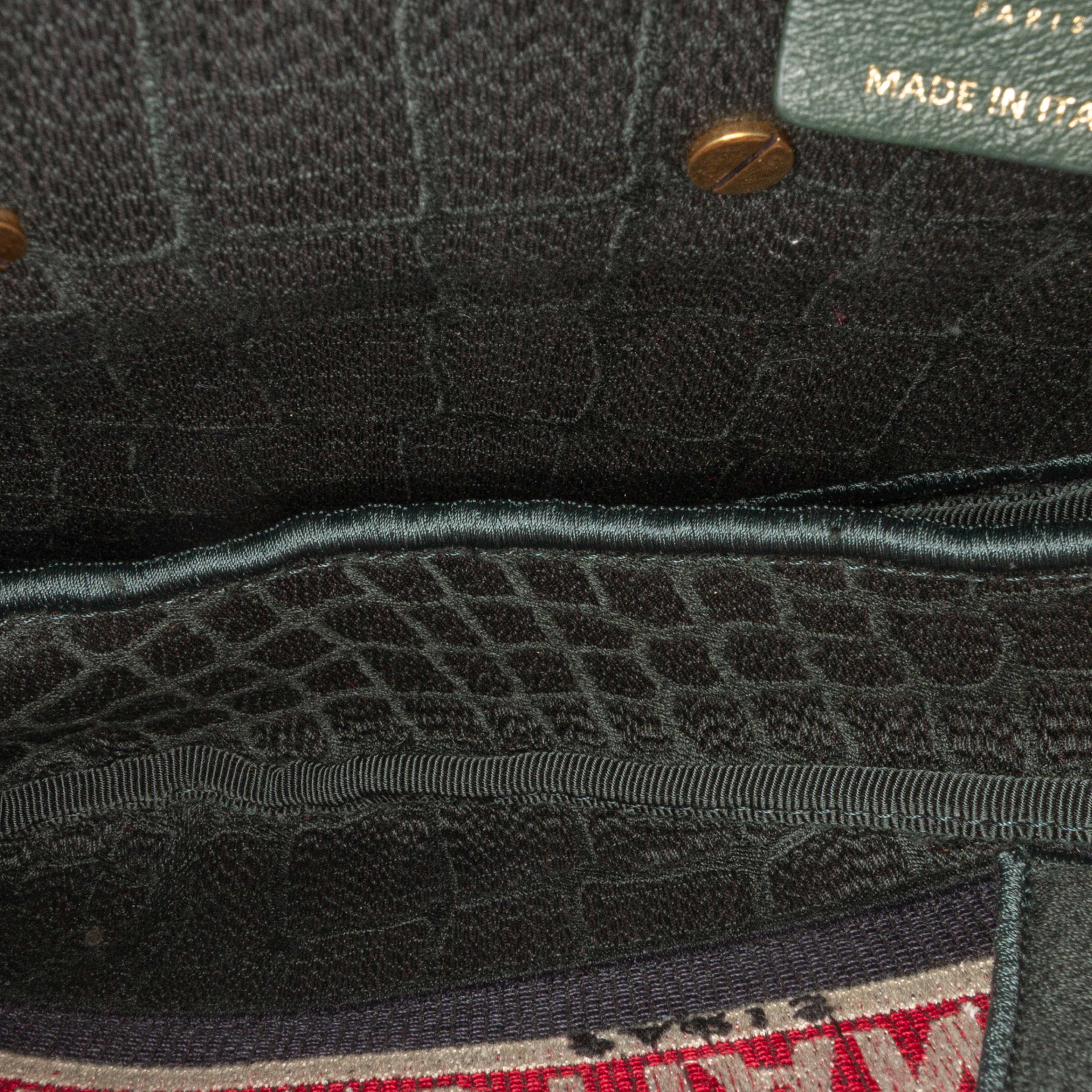 Dior Velvet Embroidered Crocodile Effect Saddle Bag, från Luxclusif, i färgen dark green. Klicka för att öppna bilden i stort format