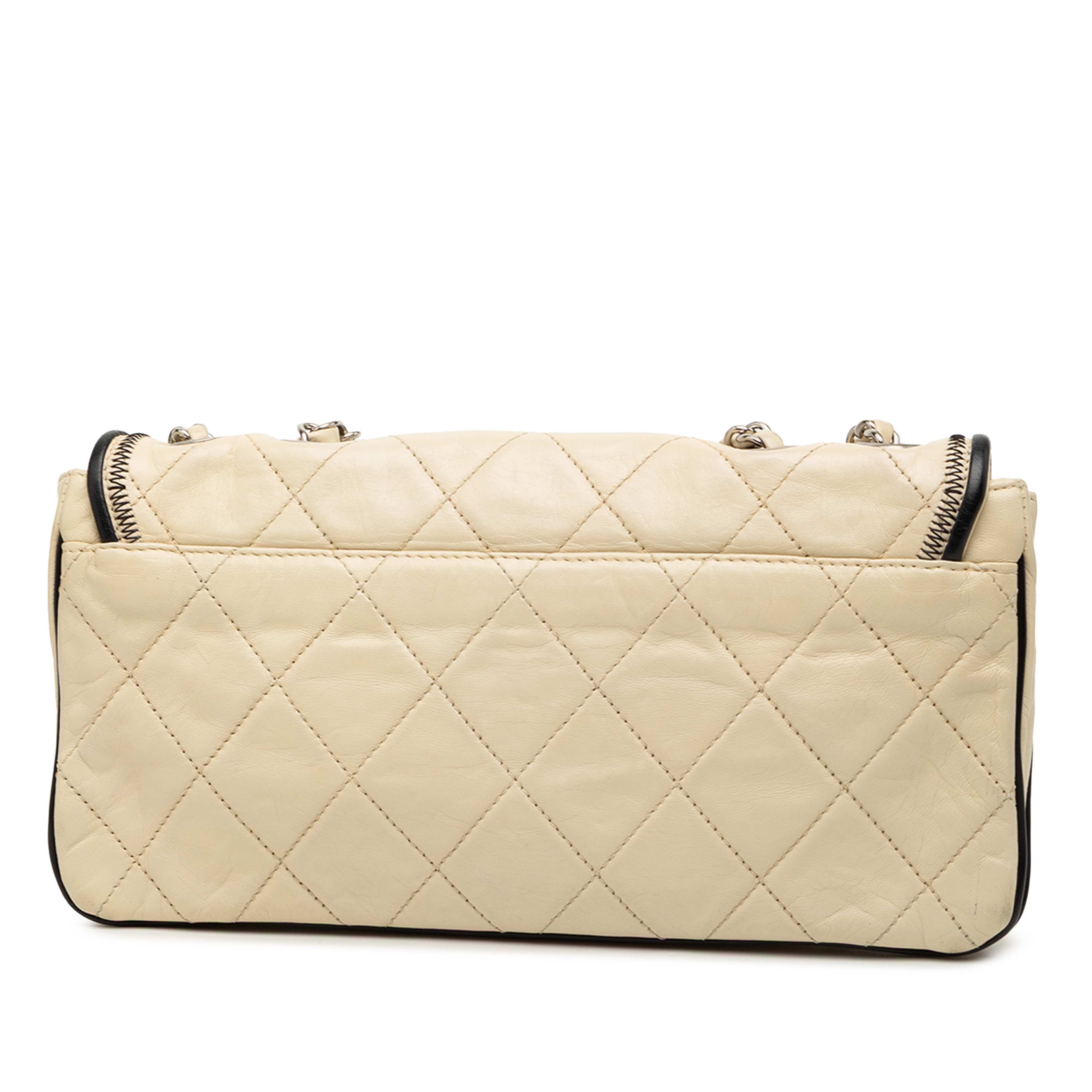 Chanel Reissue 2.55 Quilted Aged Lambskin East/west Flap, från Luxclusif, i färgen beige. Klicka för att öppna bilden i stort format