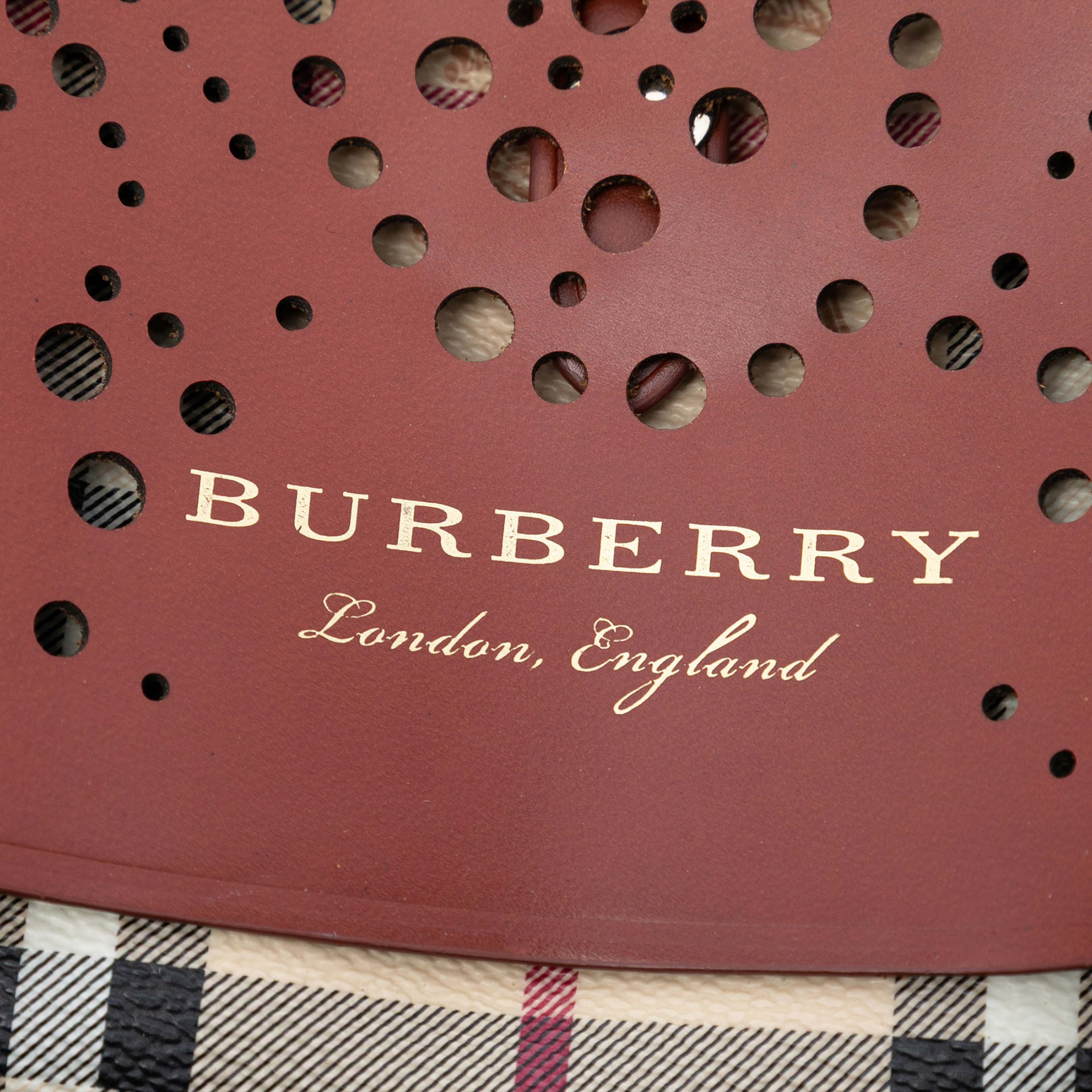 Burberry Baby Haymarket Check Coated Canvas And Perforated Leather Bridle Crossbody, från Luxclusif, i färgen beige. Klicka för att öppna bilden i stort format