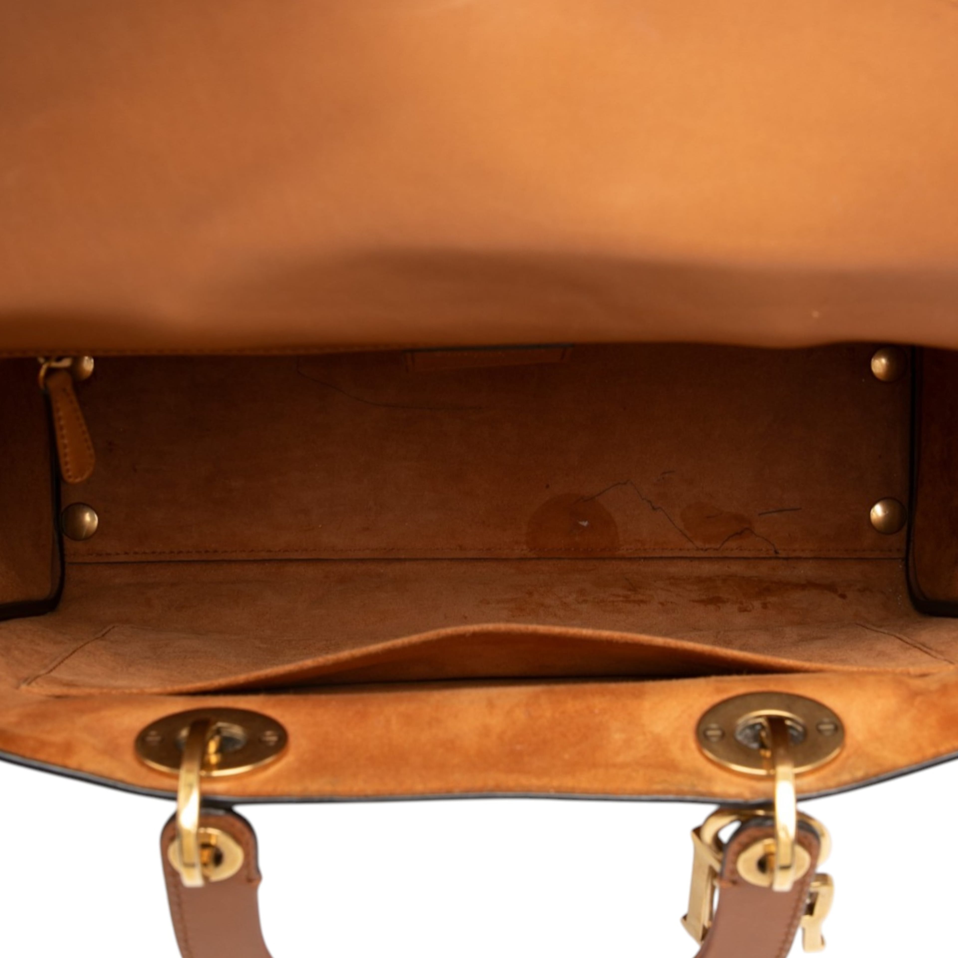 Dior Large Ultra Matte Calfskin Cannage Embossed Lady Dior, från Luxclusif, i färgen brown. Klicka för att öppna bilden i stort format