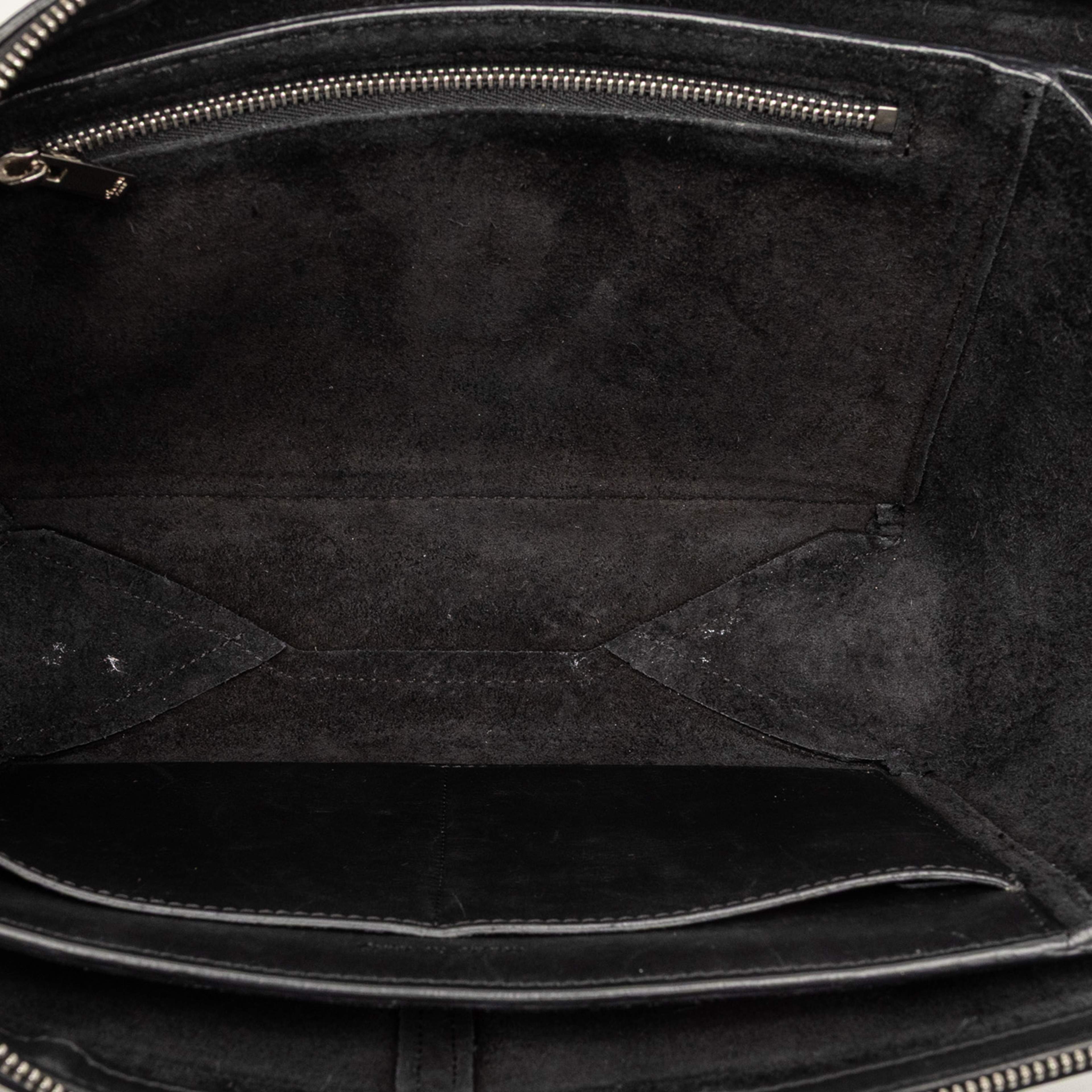 Celine Trifold Leather Clutch On Chain, från Luxclusif, i färgen black. Klicka för att öppna bilden i stort format