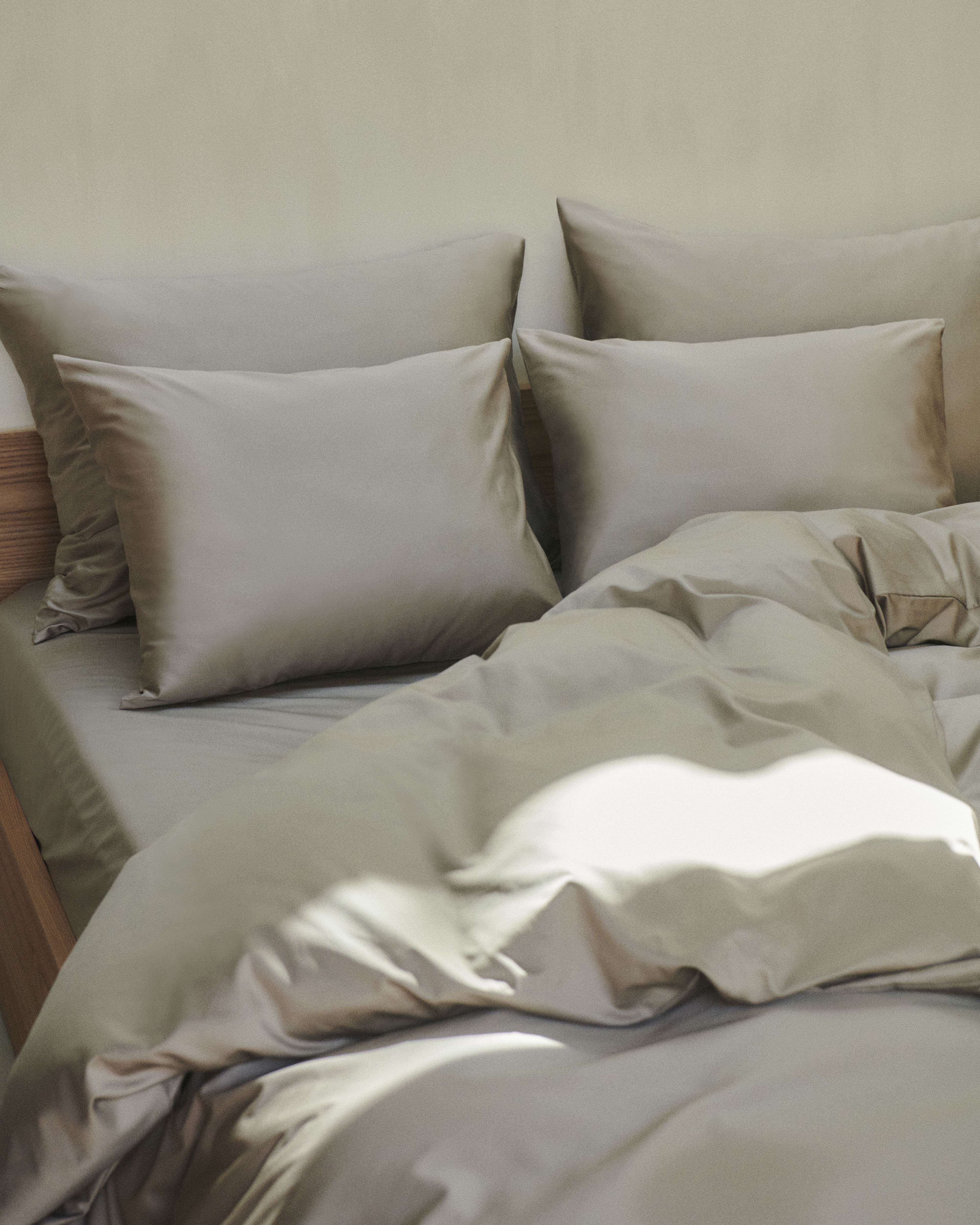 Shade Påslakan, från Ogland, i färgen modern greige. Klicka för att öppna bilden i stort format