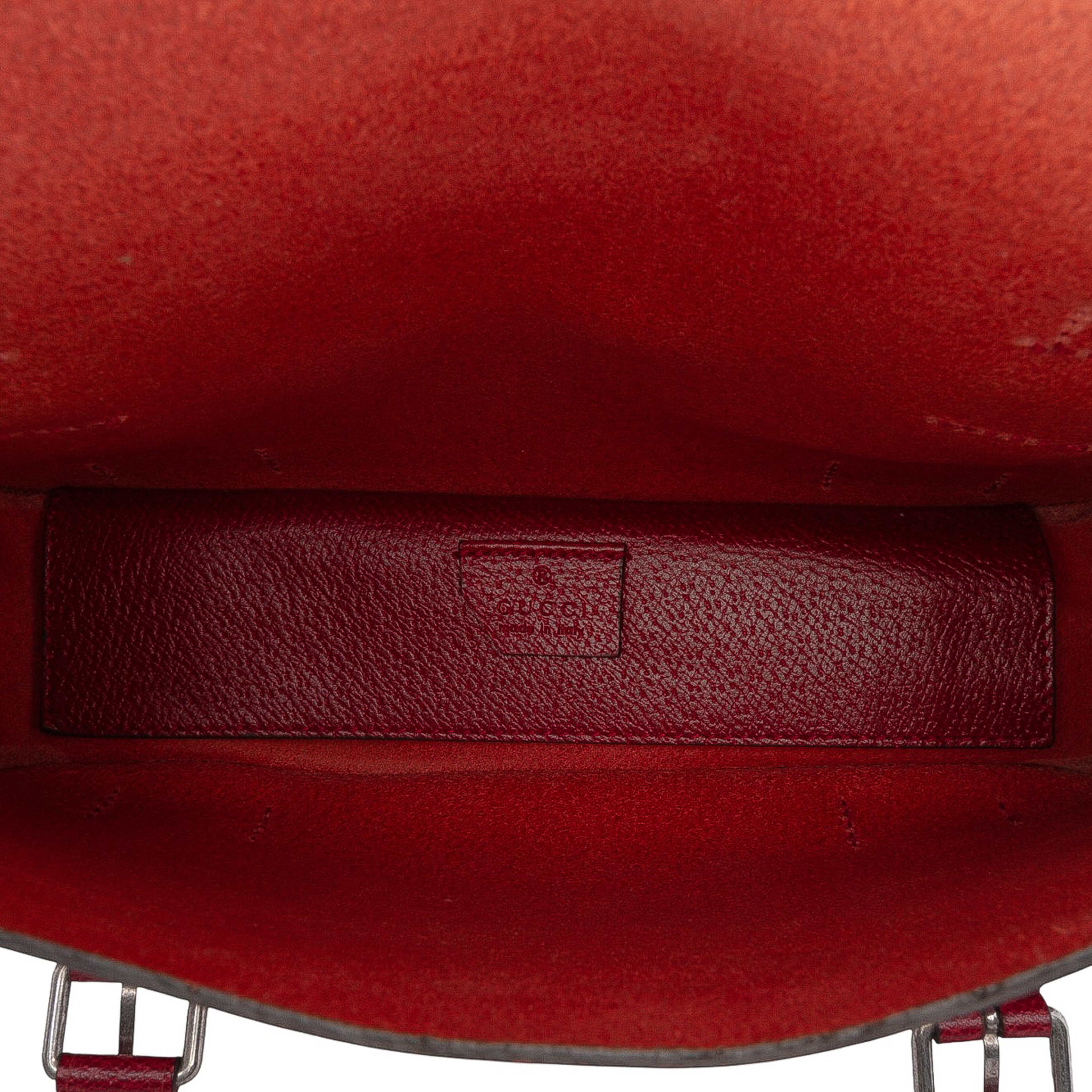 Gucci Leather Bamboo Convertible Top Handle Bag, från Luxclusif, i färgen red. Klicka för att öppna bilden i stort format