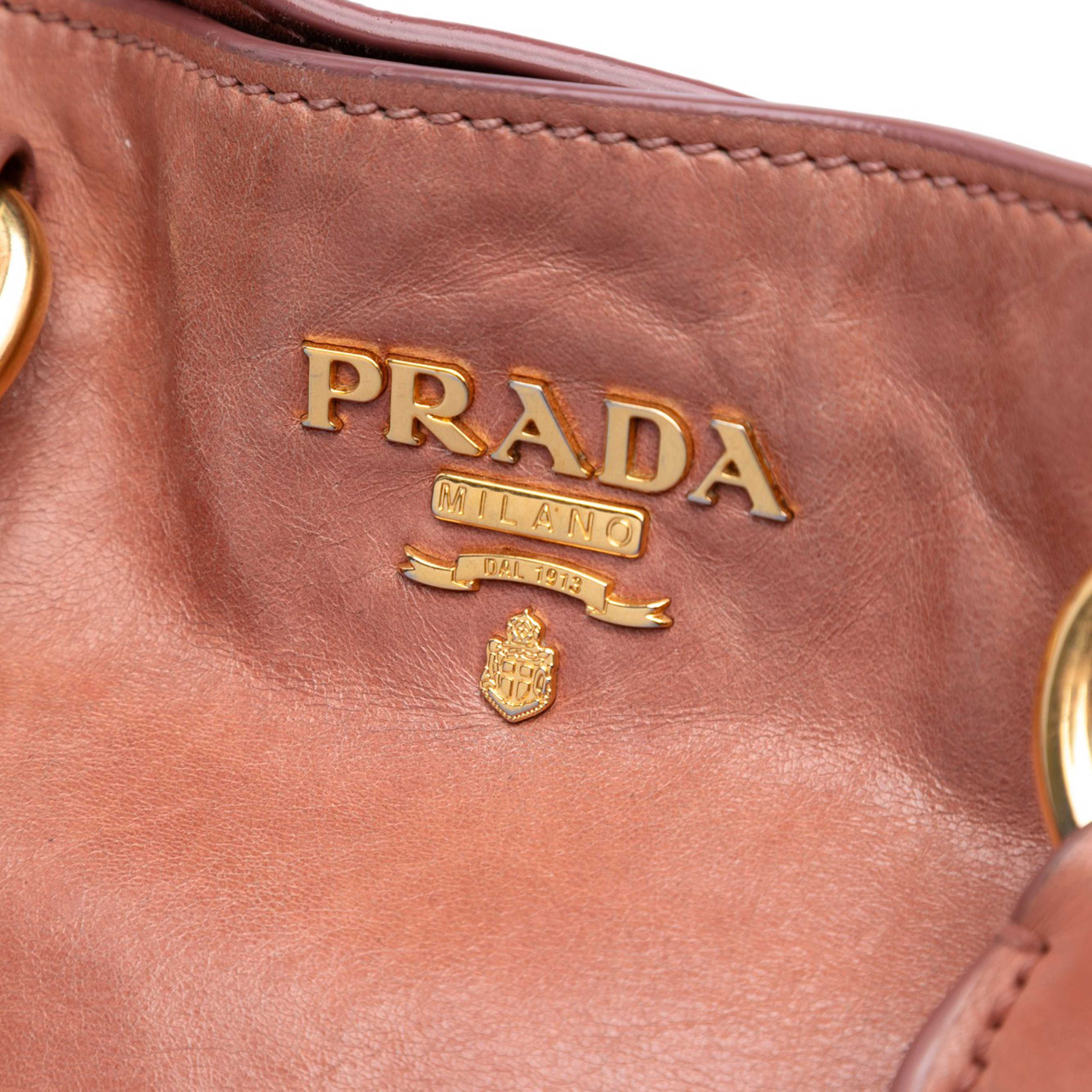Prada Vitello Shine Satchel, från Luxclusif, i färgen brown. Klicka för att öppna bilden i stort format