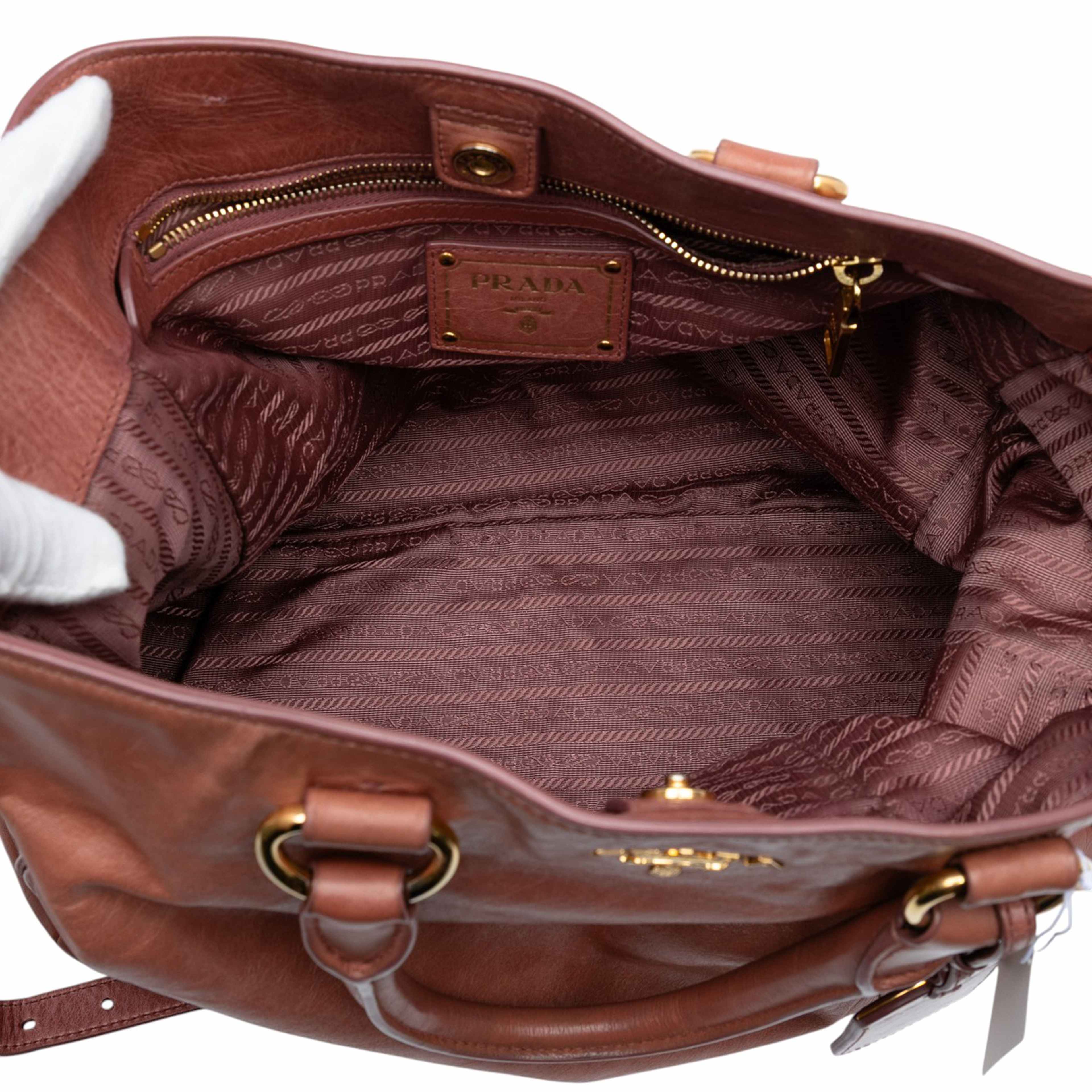 Prada Vitello Shine Satchel, från Luxclusif, i färgen brown. Klicka för att öppna bilden i stort format