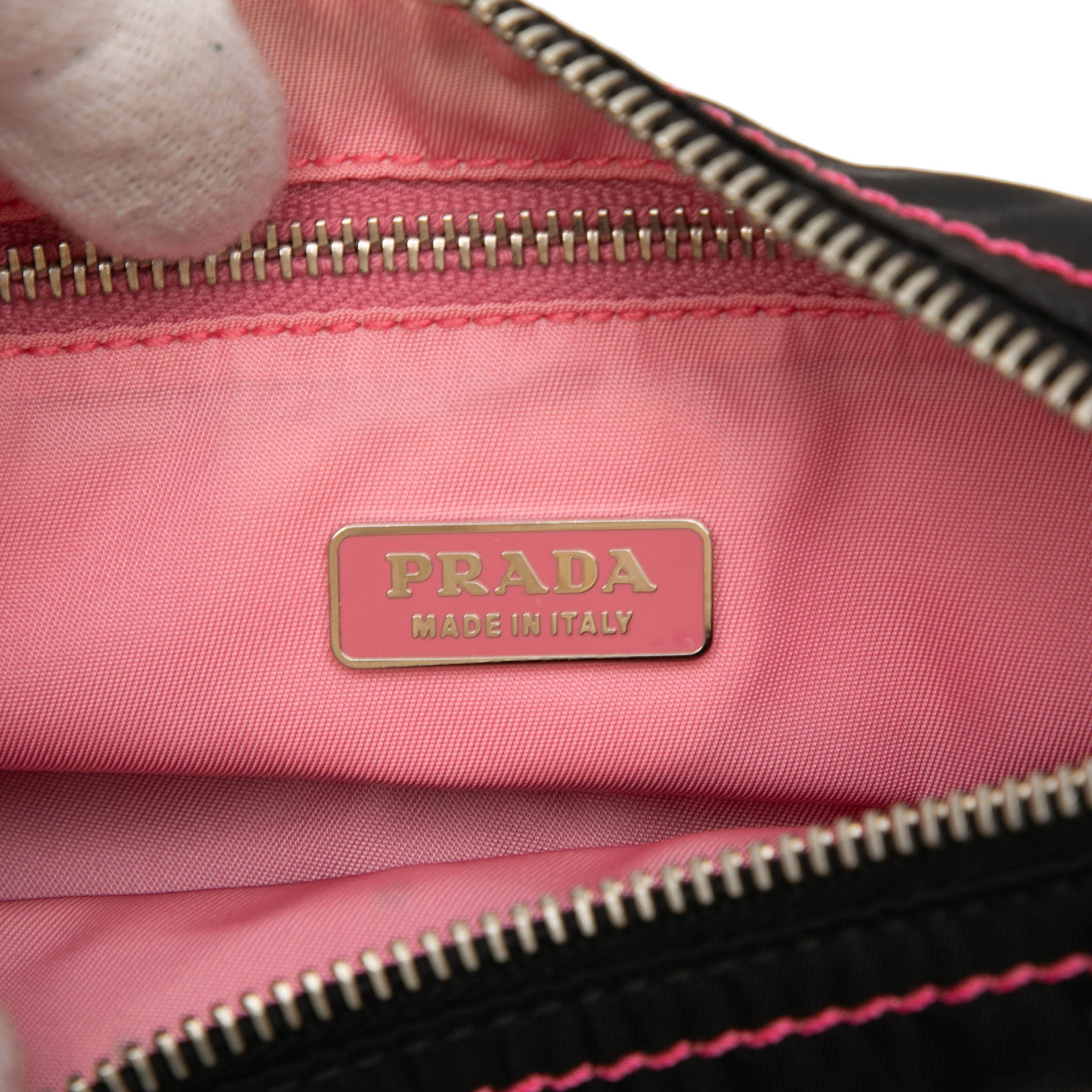 Prada Tessuto Bow Shoulder Bag, från Luxclusif, i färgen black. Klicka för att öppna bilden i stort format