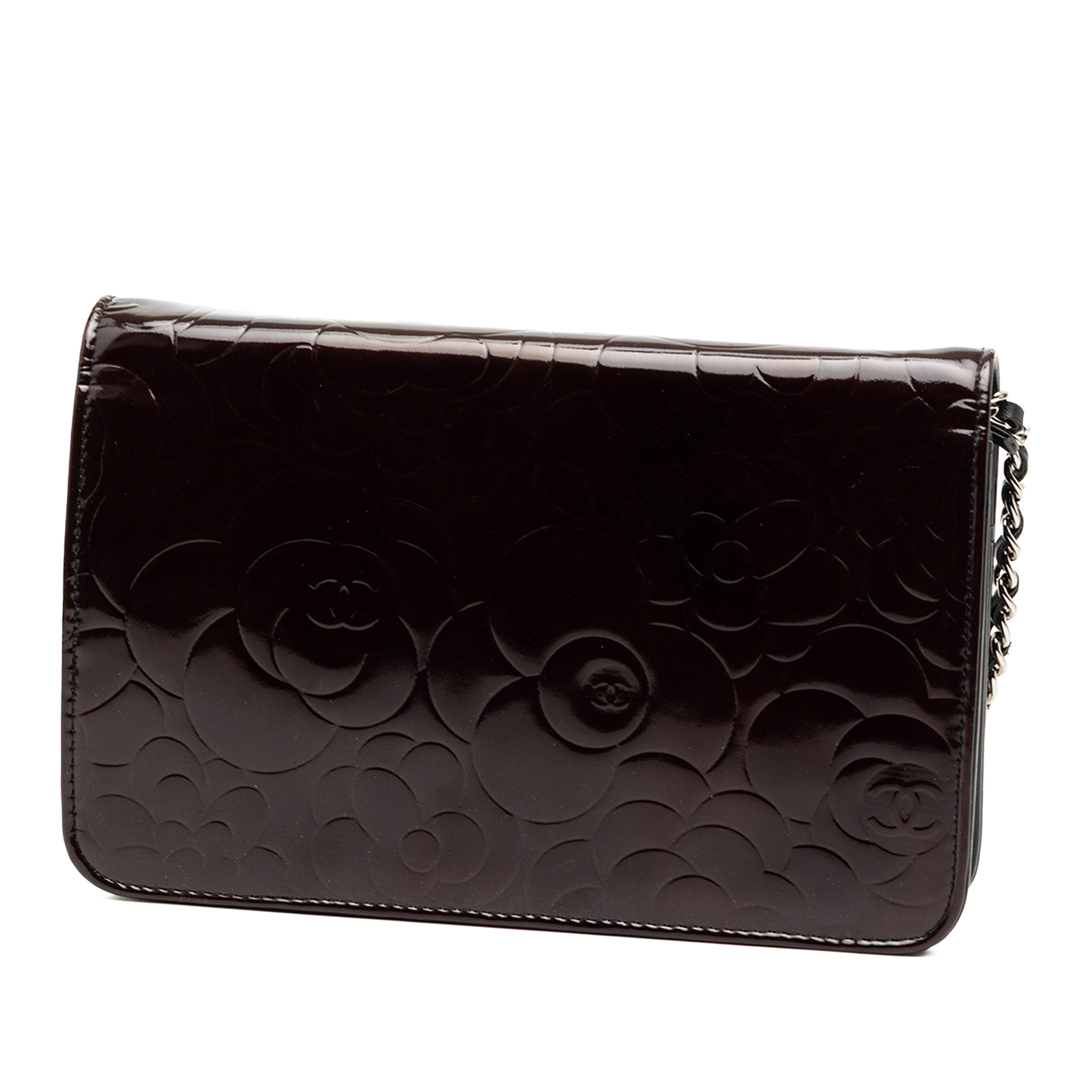 Chanel Cc Embossed Patent Camellia Wallet On Chain, från Luxclusif, i färgen dark brown. Klicka för att öppna bilden i stort format