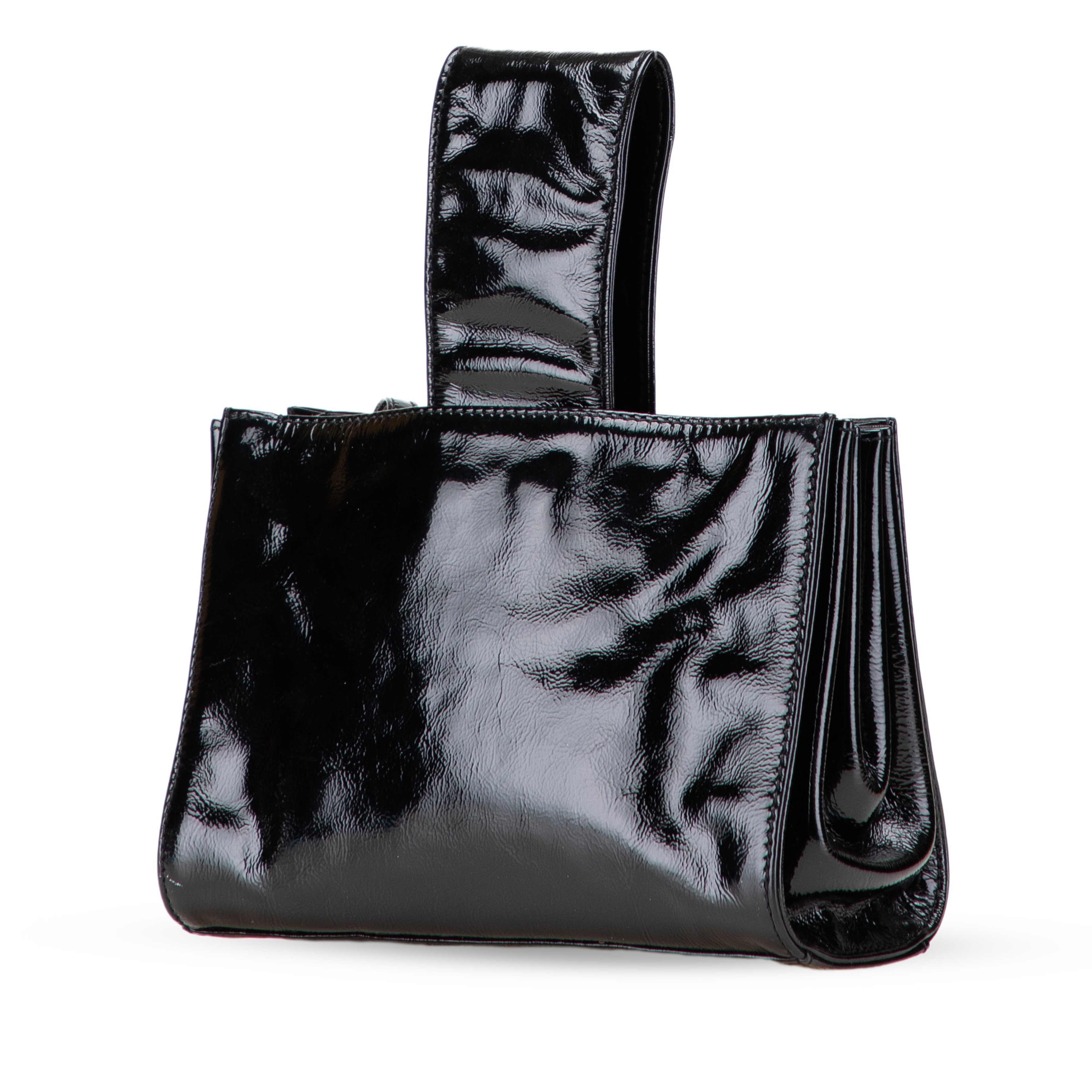 Chanel Patent Mademoiselle Lock Convertible Wrist Clutch, från Luxclusif, i färgen black. Klicka för att öppna bilden i stort format