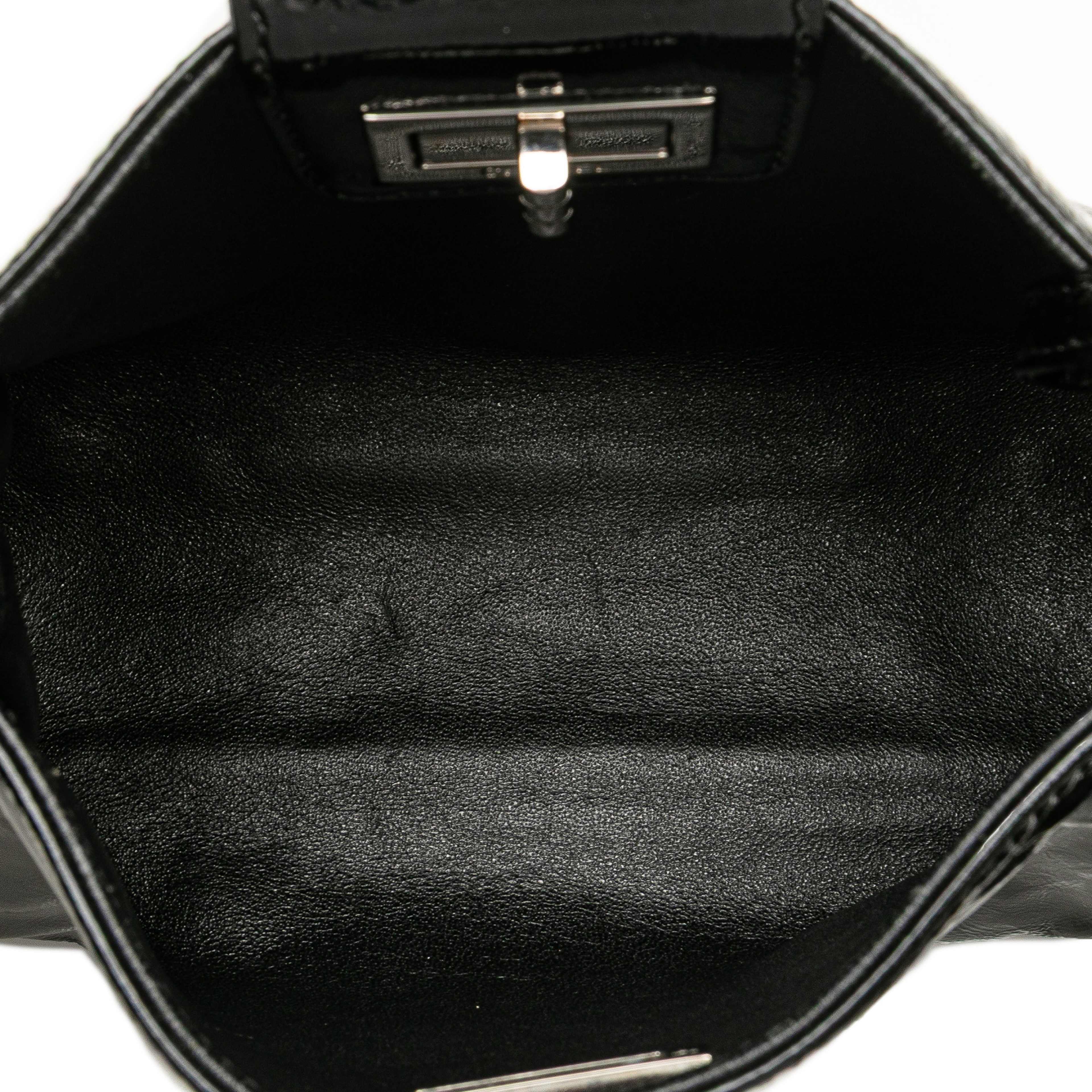 Chanel Patent Mademoiselle Lock Convertible Wrist Clutch, från Luxclusif, i färgen black. Klicka för att öppna bilden i stort format