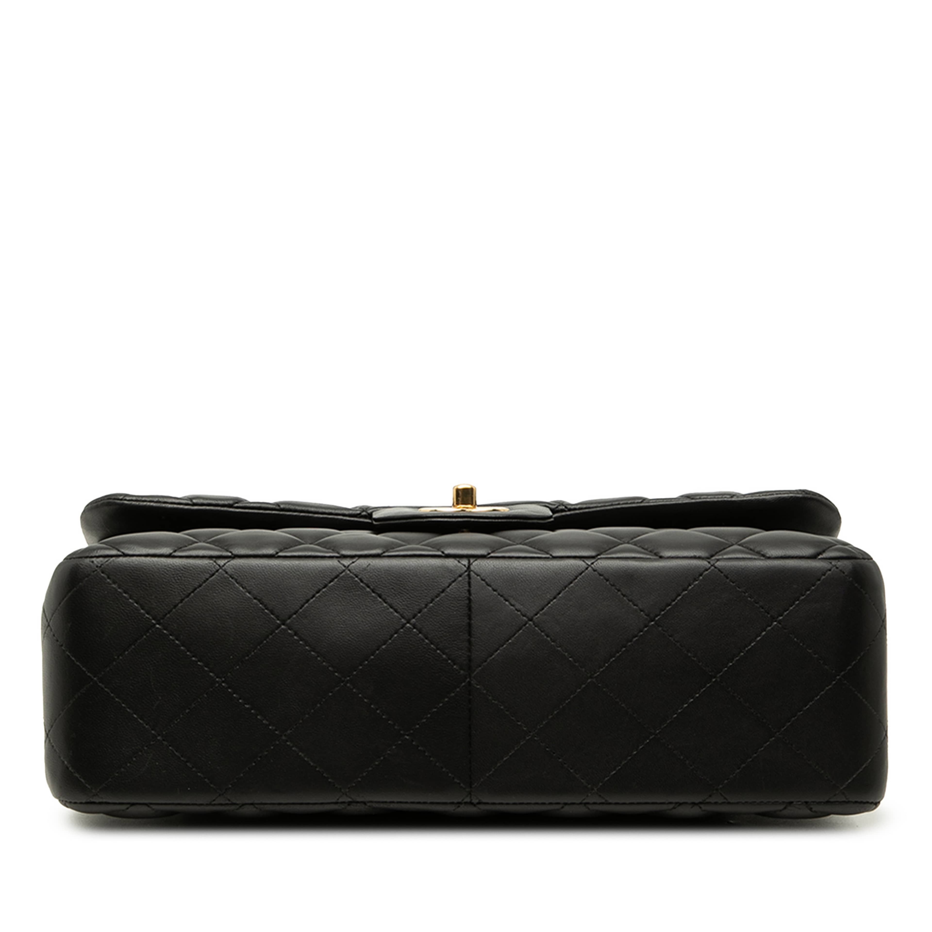 Chanel Jumbo Classic Lambskin Double Flap, från Luxclusif, i färgen svart. Klicka för att öppna bilden i stort format