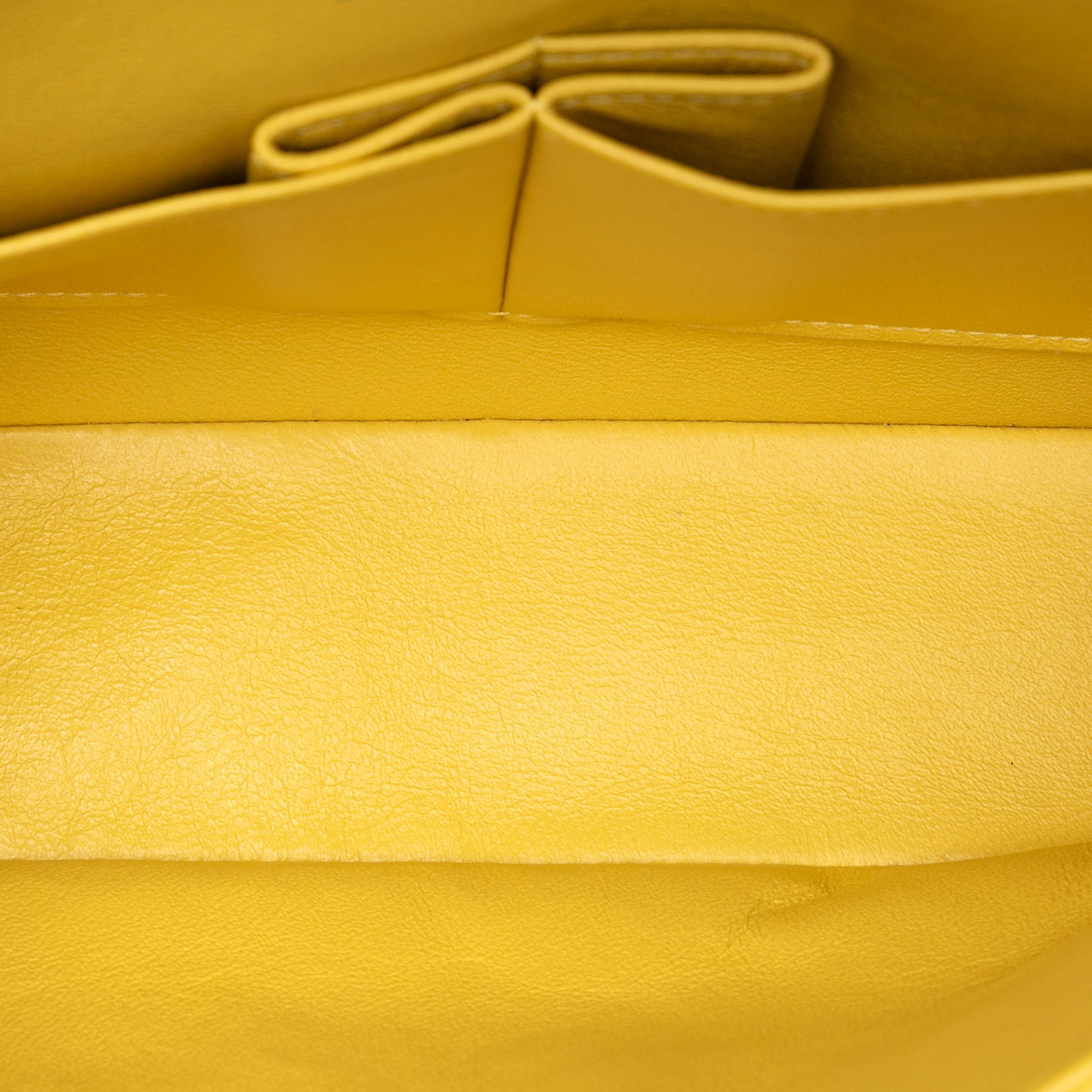 Chanel Medium Classic Lambskin Double Flap, från Luxclusif, i färgen yellow. Klicka för att öppna bilden i stort format