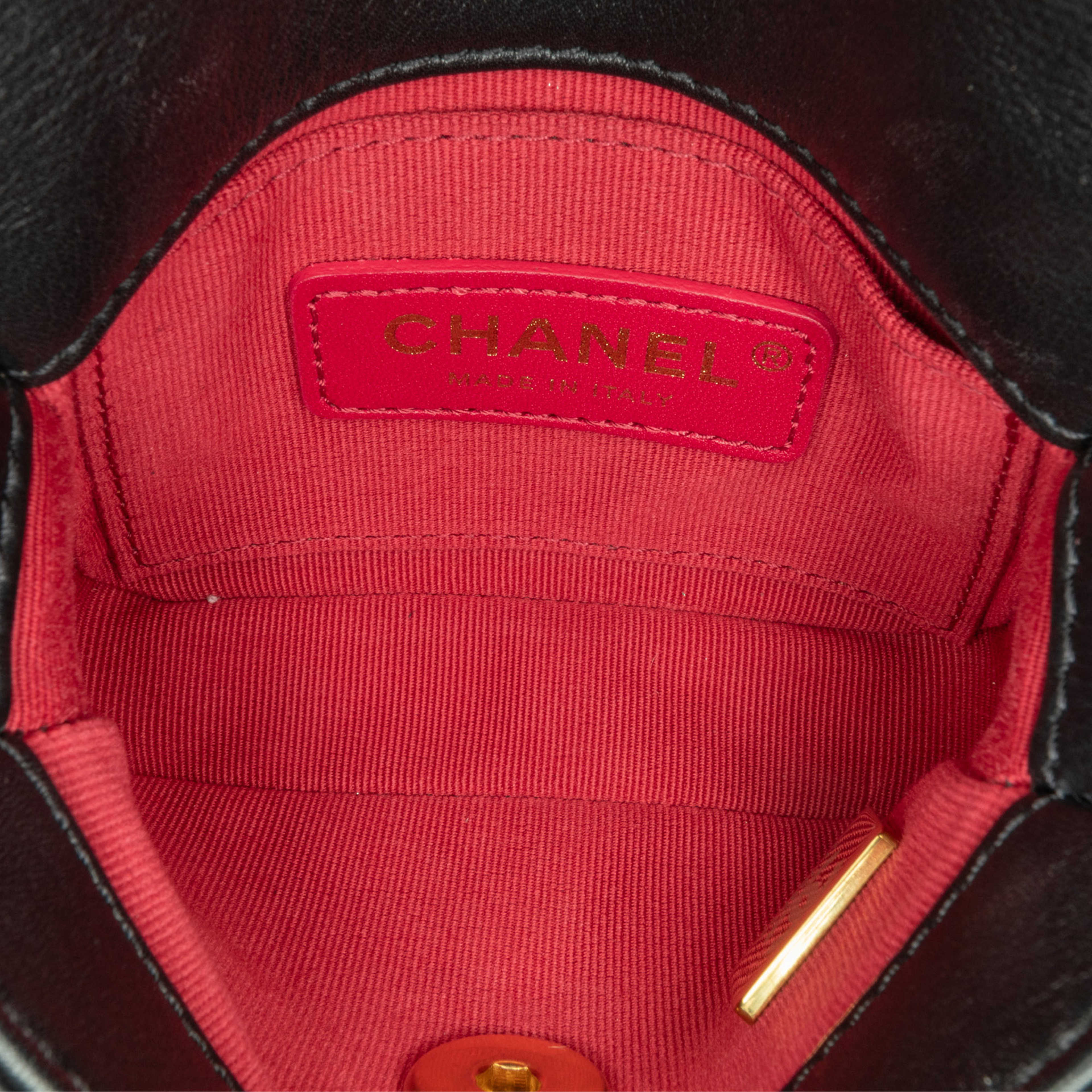 Chanel Mini Quilted Calfskin Framing Chain Flap, från Luxclusif, i färgen black. Klicka för att öppna bilden i stort format