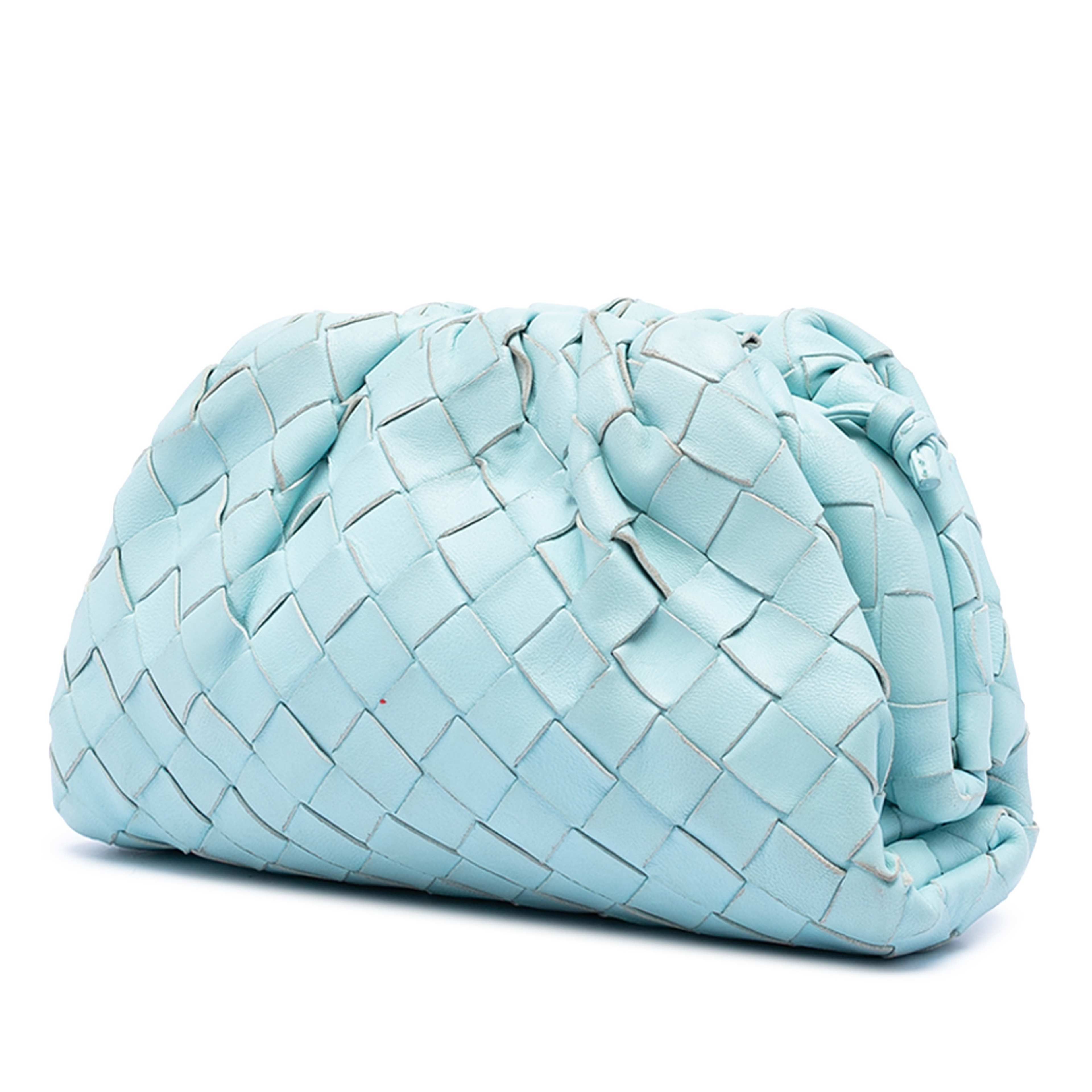 Bottega Veneta Nappa Intrecciato The Mini Pouch Crossbody, från Luxclusif, i färgen light blue. Klicka för att öppna bilden i stort format