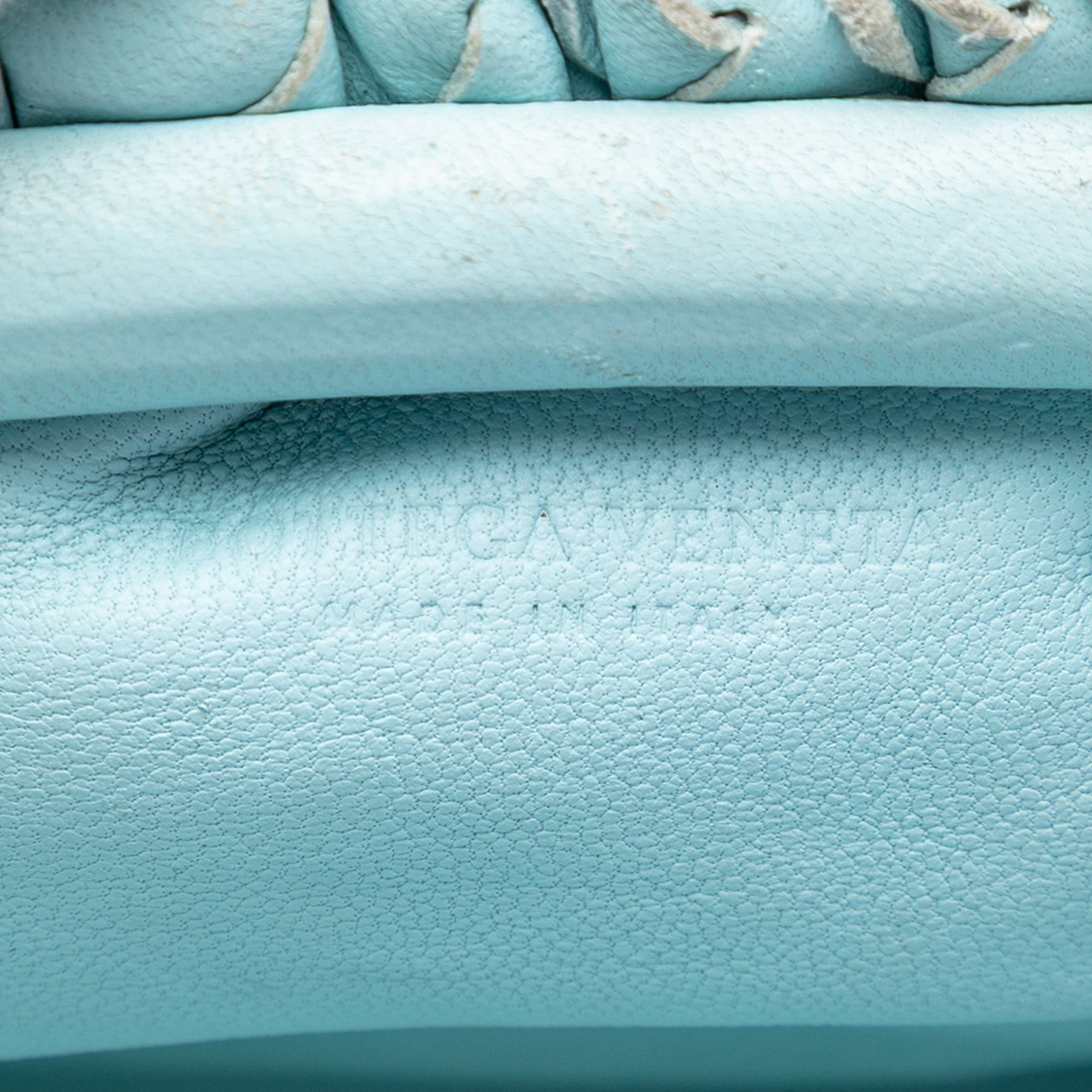 Bottega Veneta Nappa Intrecciato The Mini Pouch Crossbody, från Luxclusif, i färgen light blue. Klicka för att öppna bilden i stort format