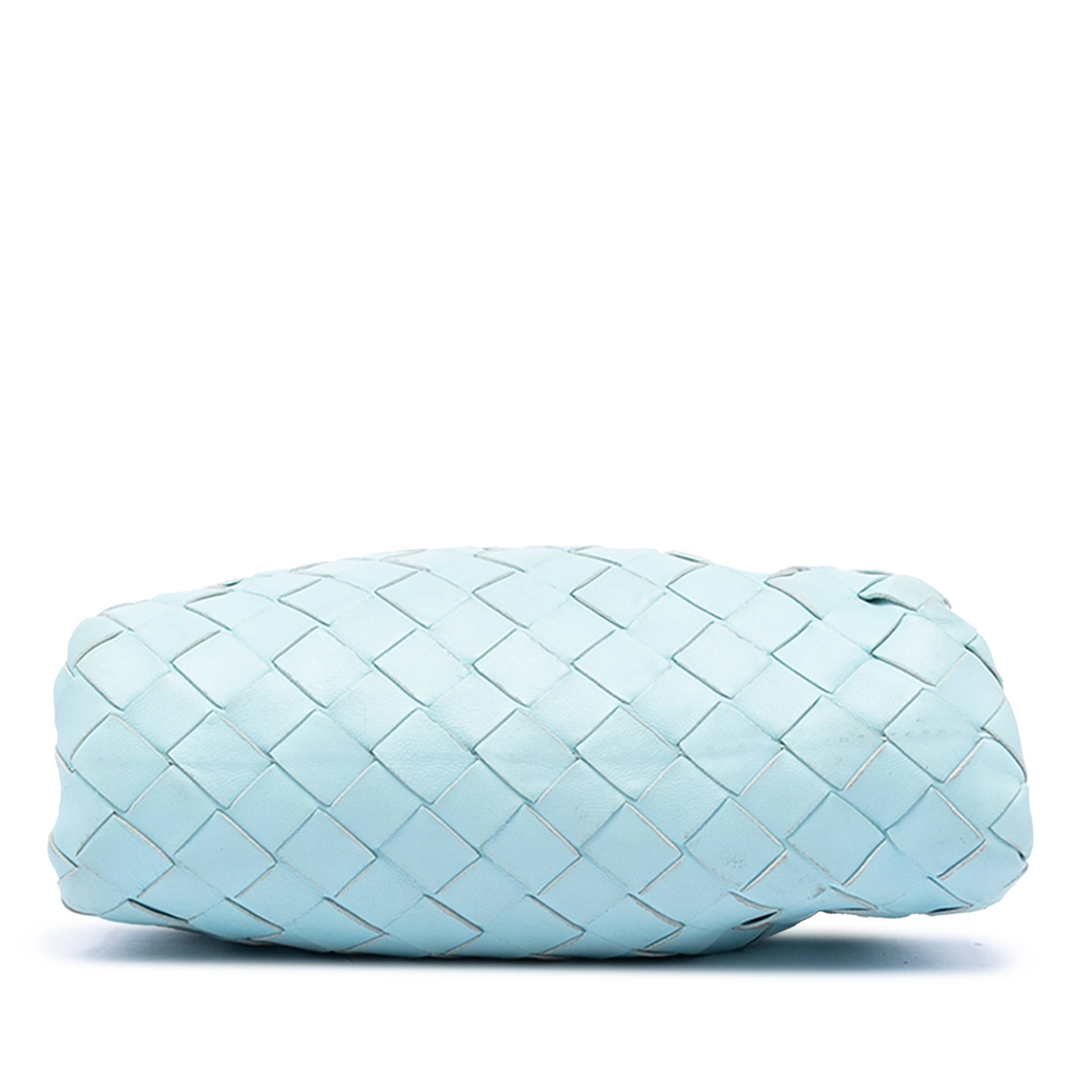 Bottega Veneta Nappa Intrecciato The Mini Pouch Crossbody, från Luxclusif, i färgen light blue. Klicka för att öppna bilden i stort format