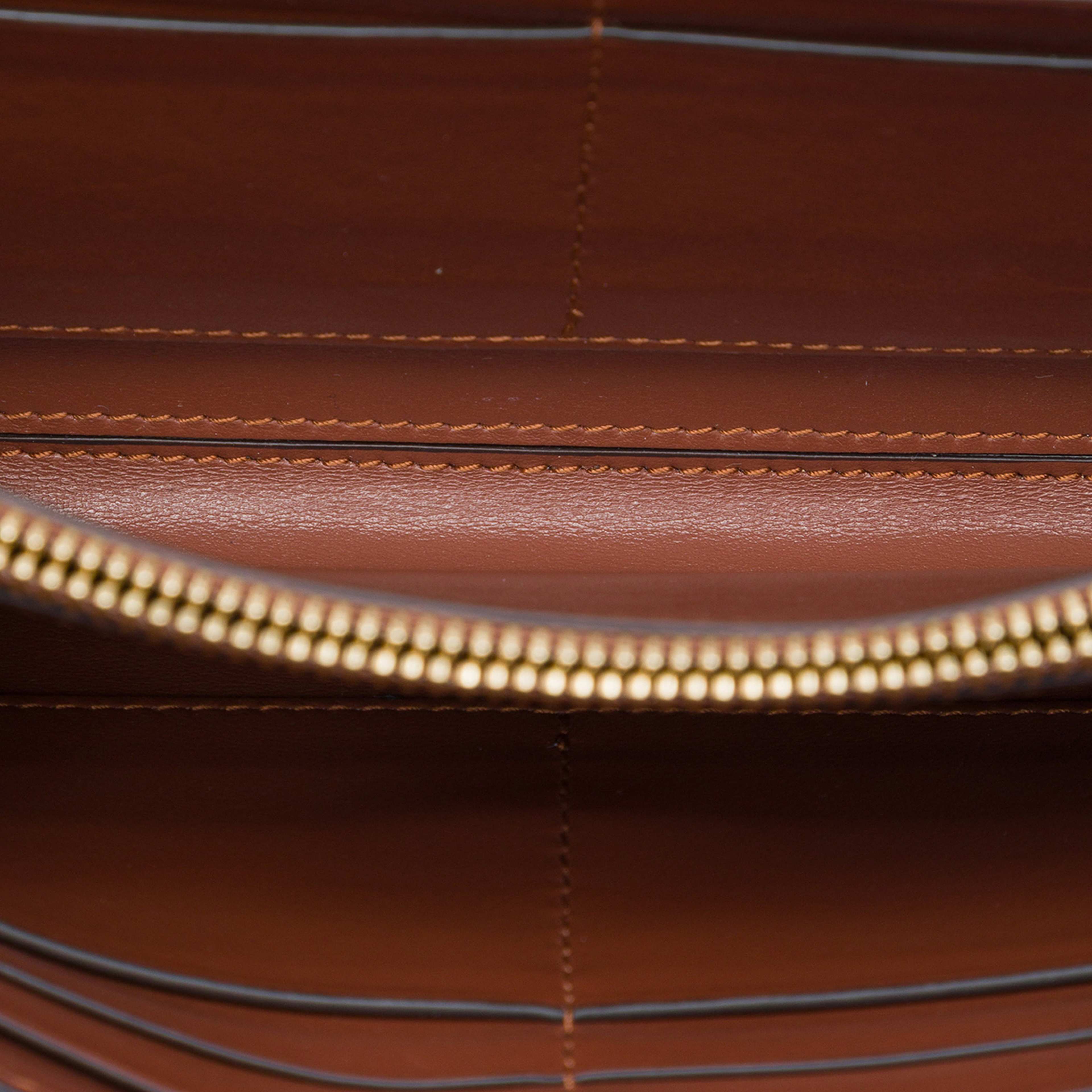 Burberry Icon Stripe E Canvas Hannah Wallet On Strap, från Luxclusif, i färgen brun. Klicka för att öppna bilden i stort format