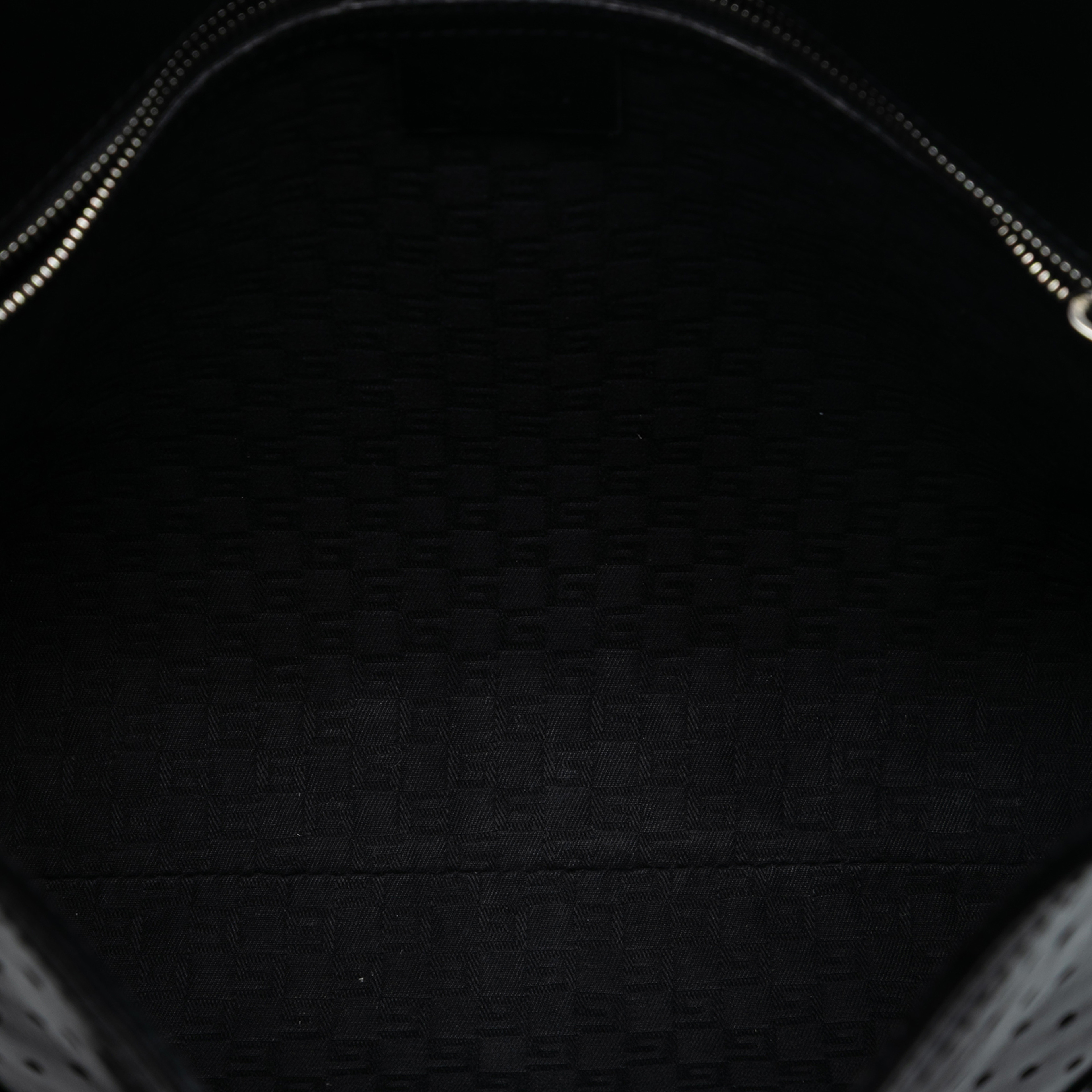 Gucci Perforated Calfskin Interlocking G Reins Satchel, från Luxclusif, i färgen black. Klicka för att öppna bilden i stort format