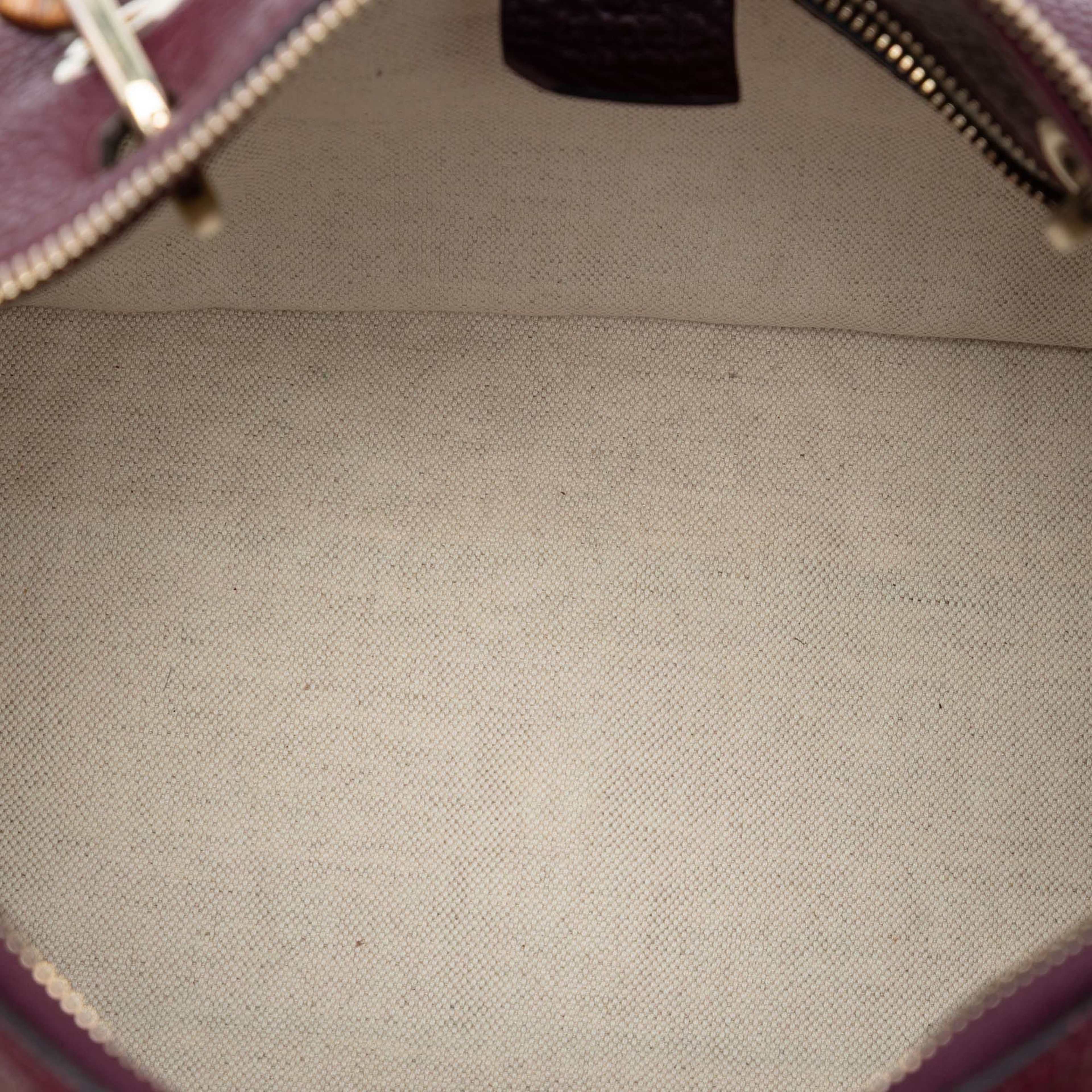 Gucci Medium Calfskin Bamboo Shopper Boston Bag, från Luxclusif, i färgen burgundy. Klicka för att öppna bilden i stort format