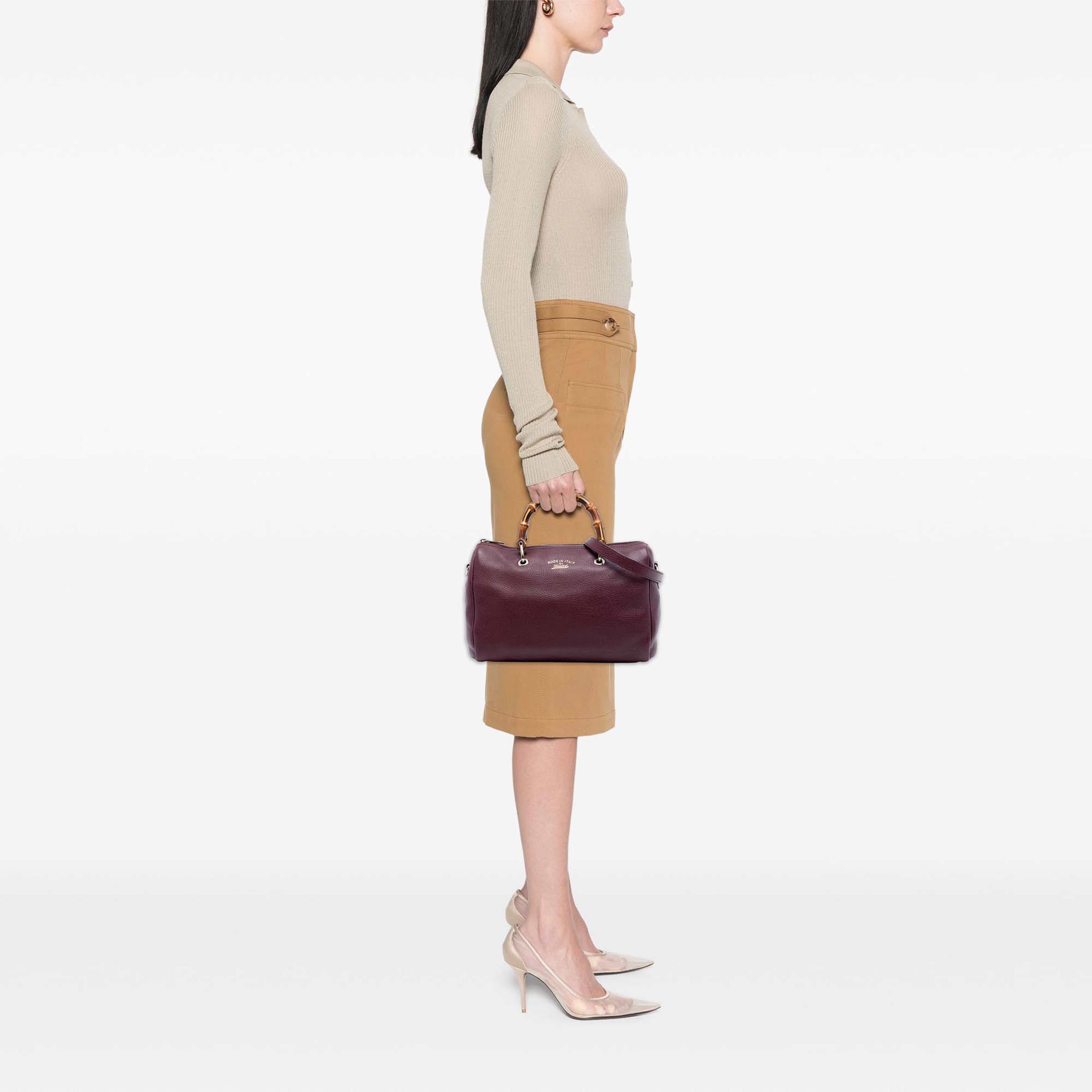 Gucci Medium Calfskin Bamboo Shopper Boston Bag, från Luxclusif, i färgen röd. Klicka för att öppna bilden i stort format