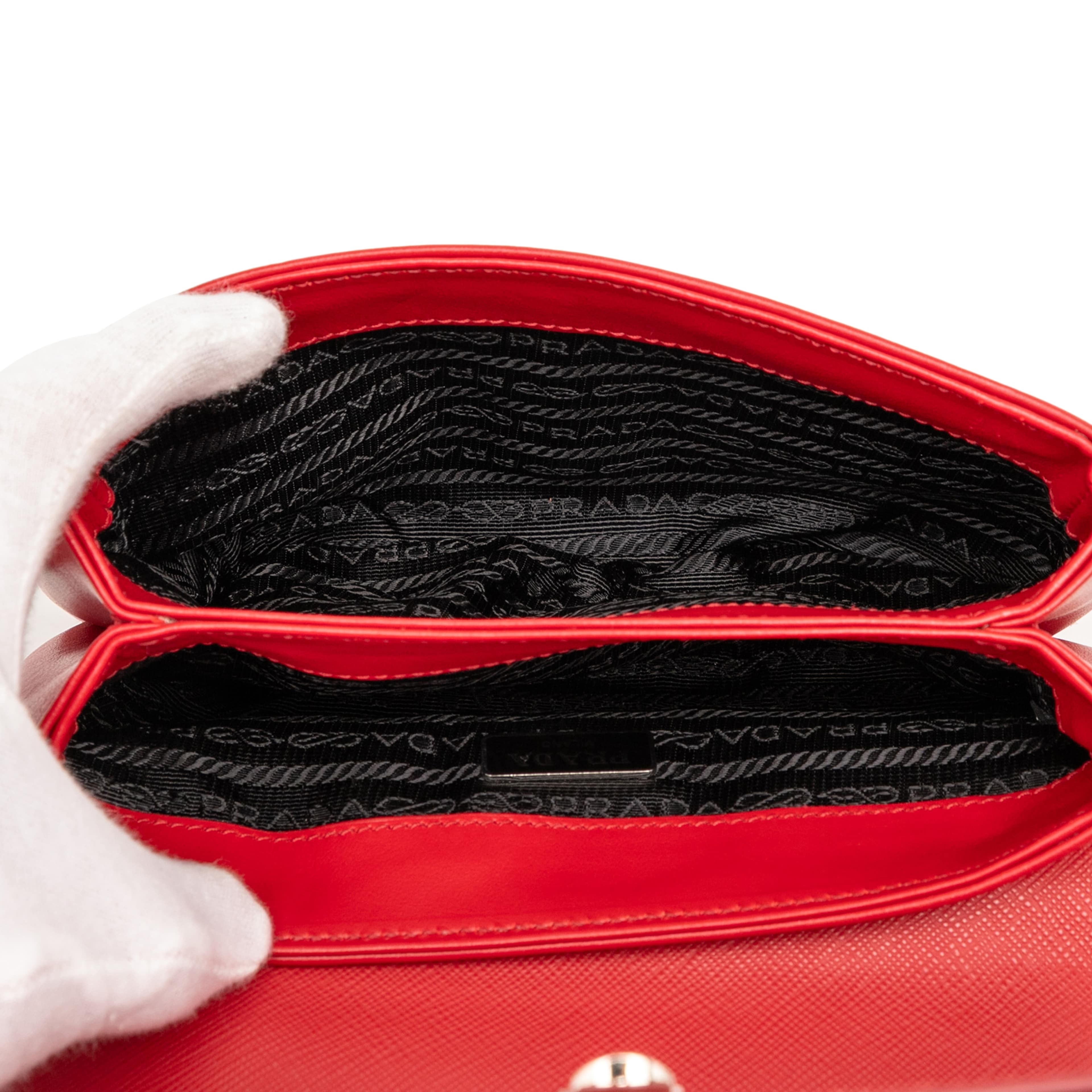 Prada Saffiano And City Calf Chain Crossbody, från Luxclusif, i färgen red. Klicka för att öppna bilden i stort format