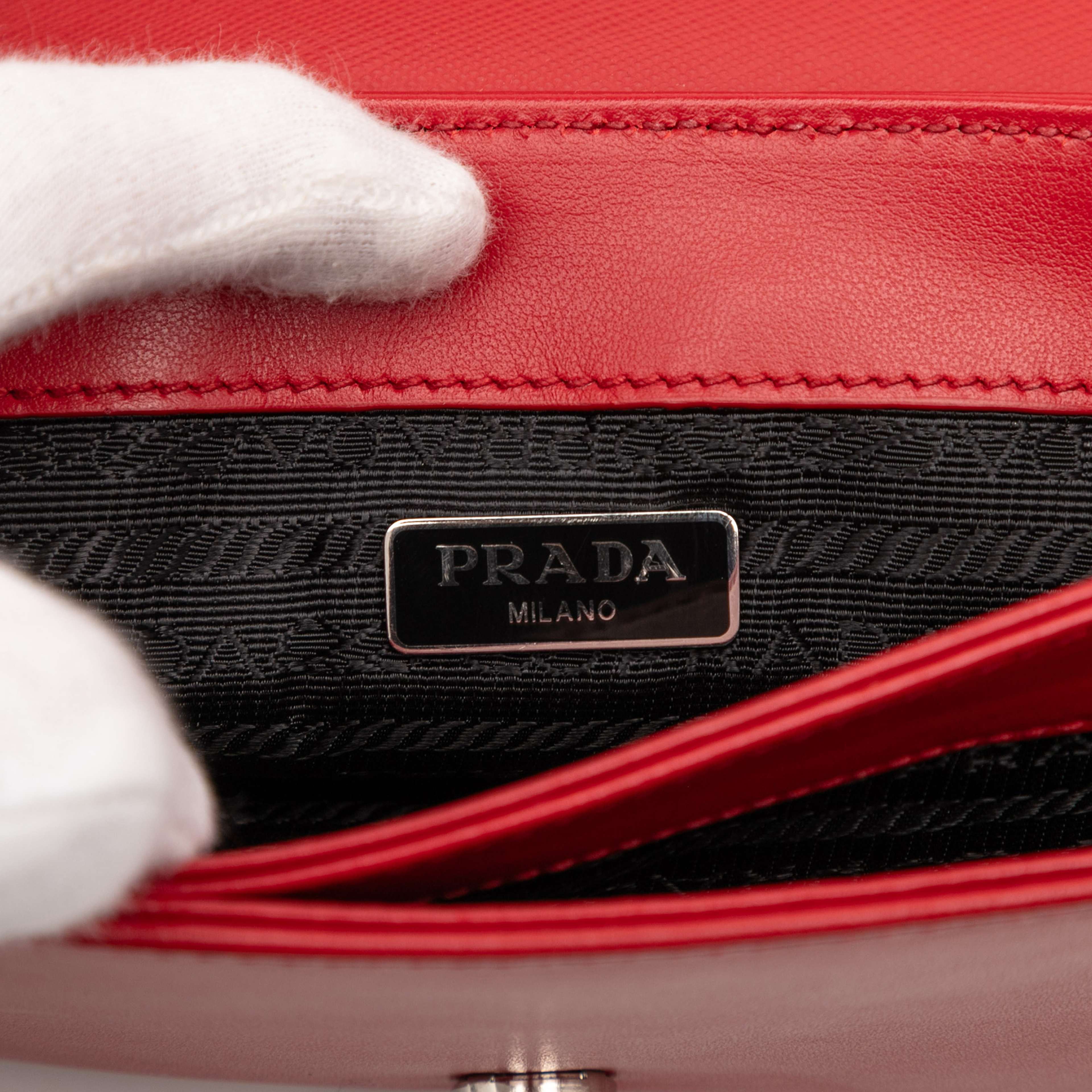 Prada Saffiano And City Calf Chain Crossbody, från Luxclusif, i färgen red. Klicka för att öppna bilden i stort format