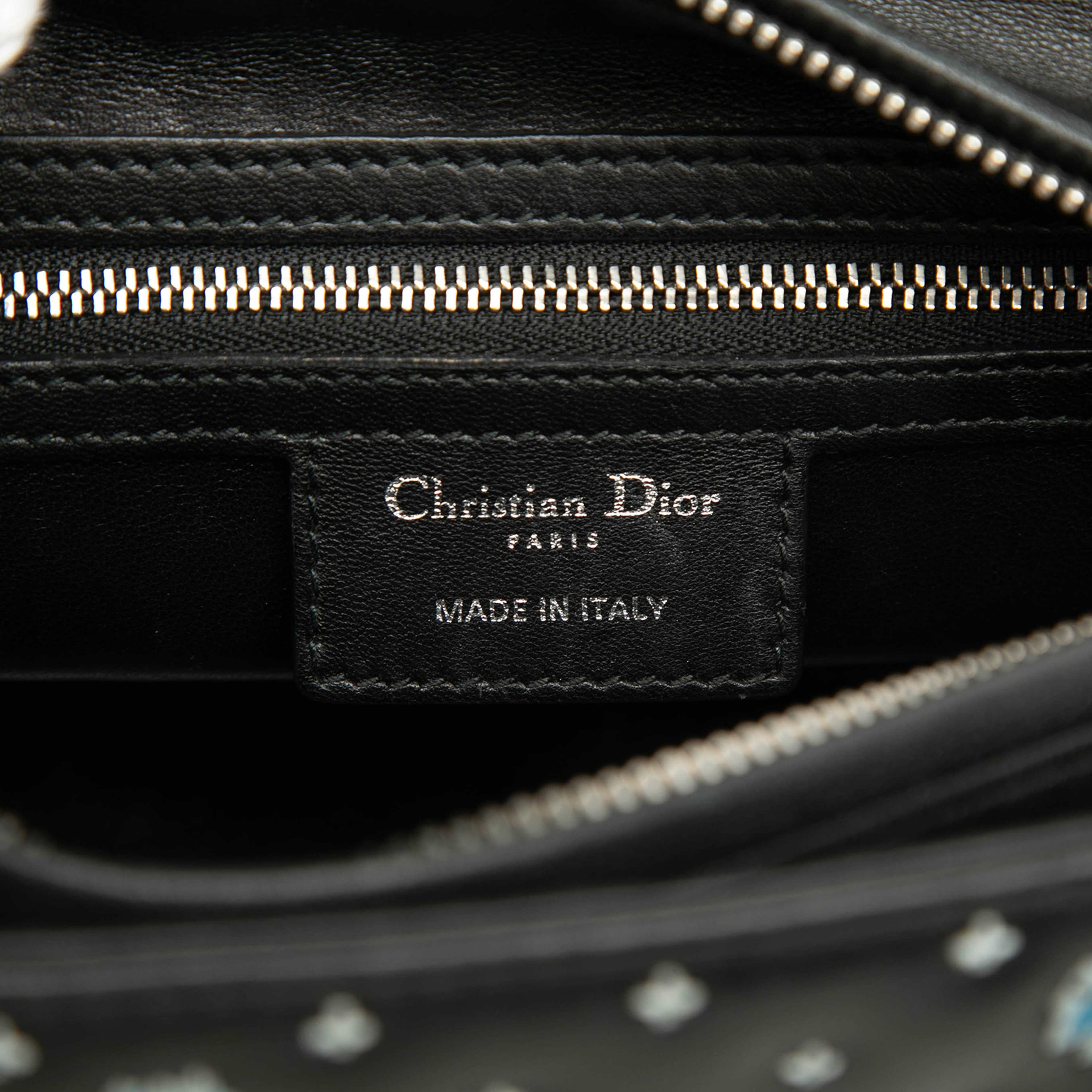 Dior Medium Calfskin Embroidered Flower Lady Dior, från Luxclusif, i färgen black. Klicka för att öppna bilden i stort format