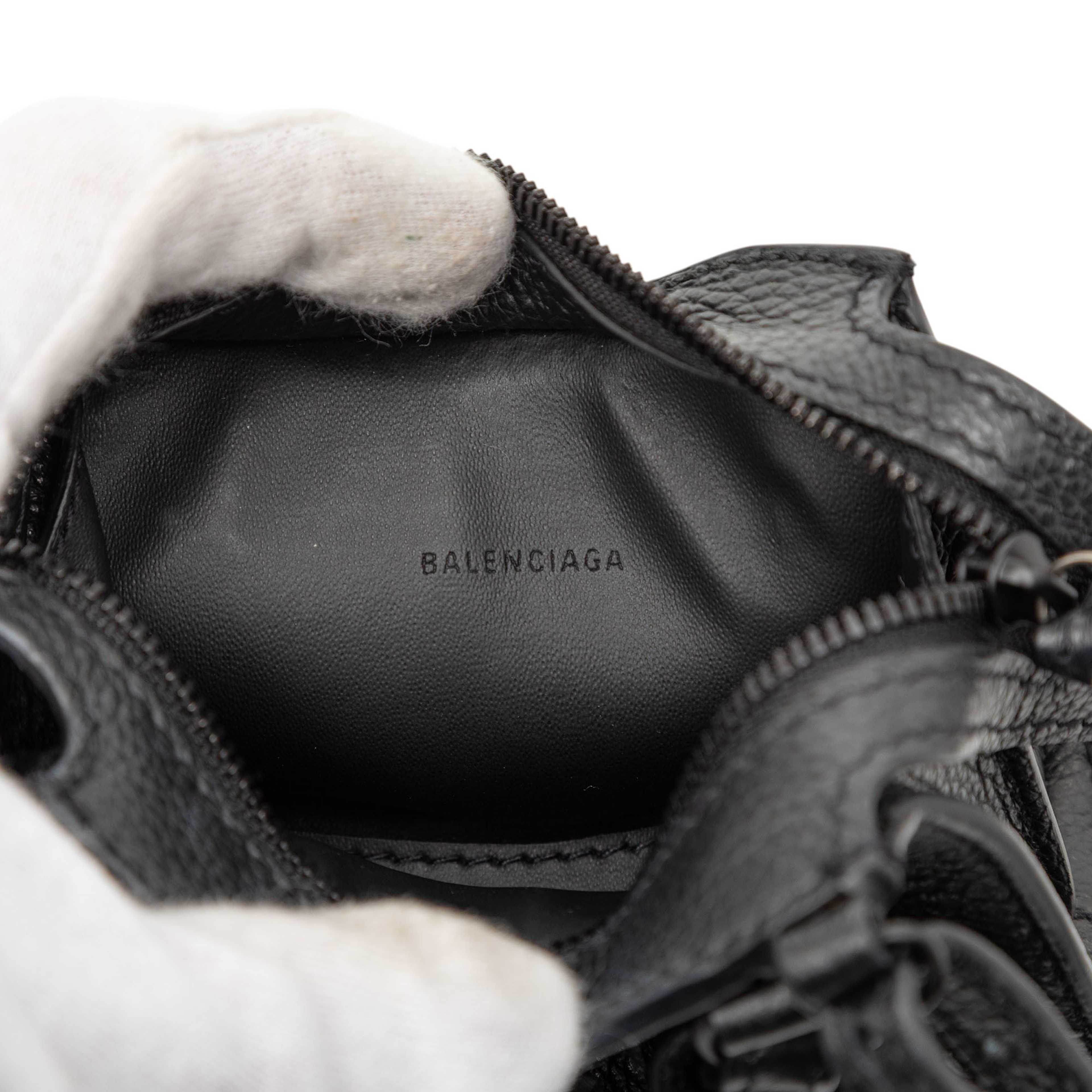 Balenciaga Super Nano Grained Calfskin Neo Classic City Satchel, från Luxclusif, i färgen black. Klicka för att öppna bilden i stort format
