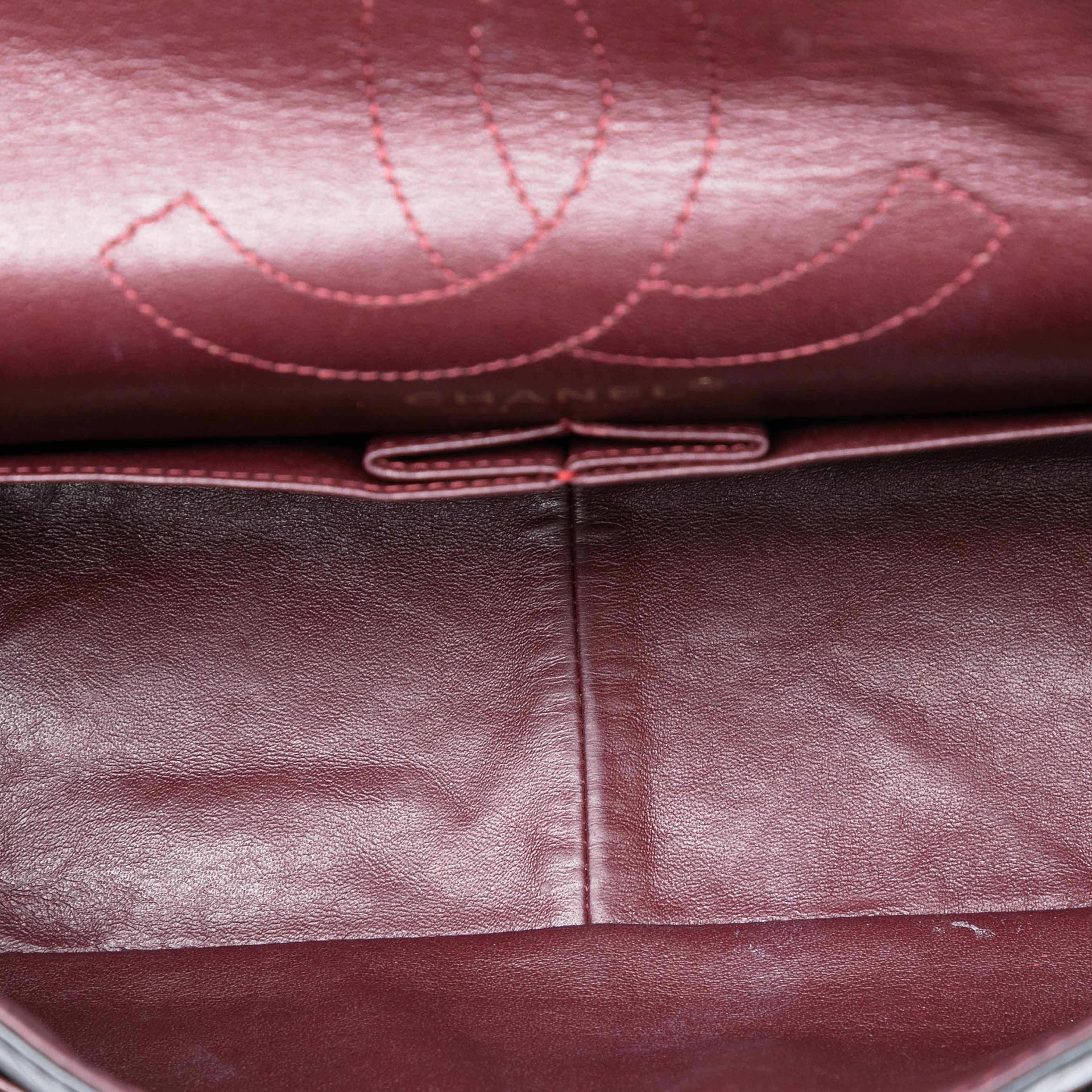 Chanel Quilted Aged Calfskin Reissue 2.55 Double Flap 226, från Luxclusif, i färgen black. Klicka för att öppna bilden i stort format