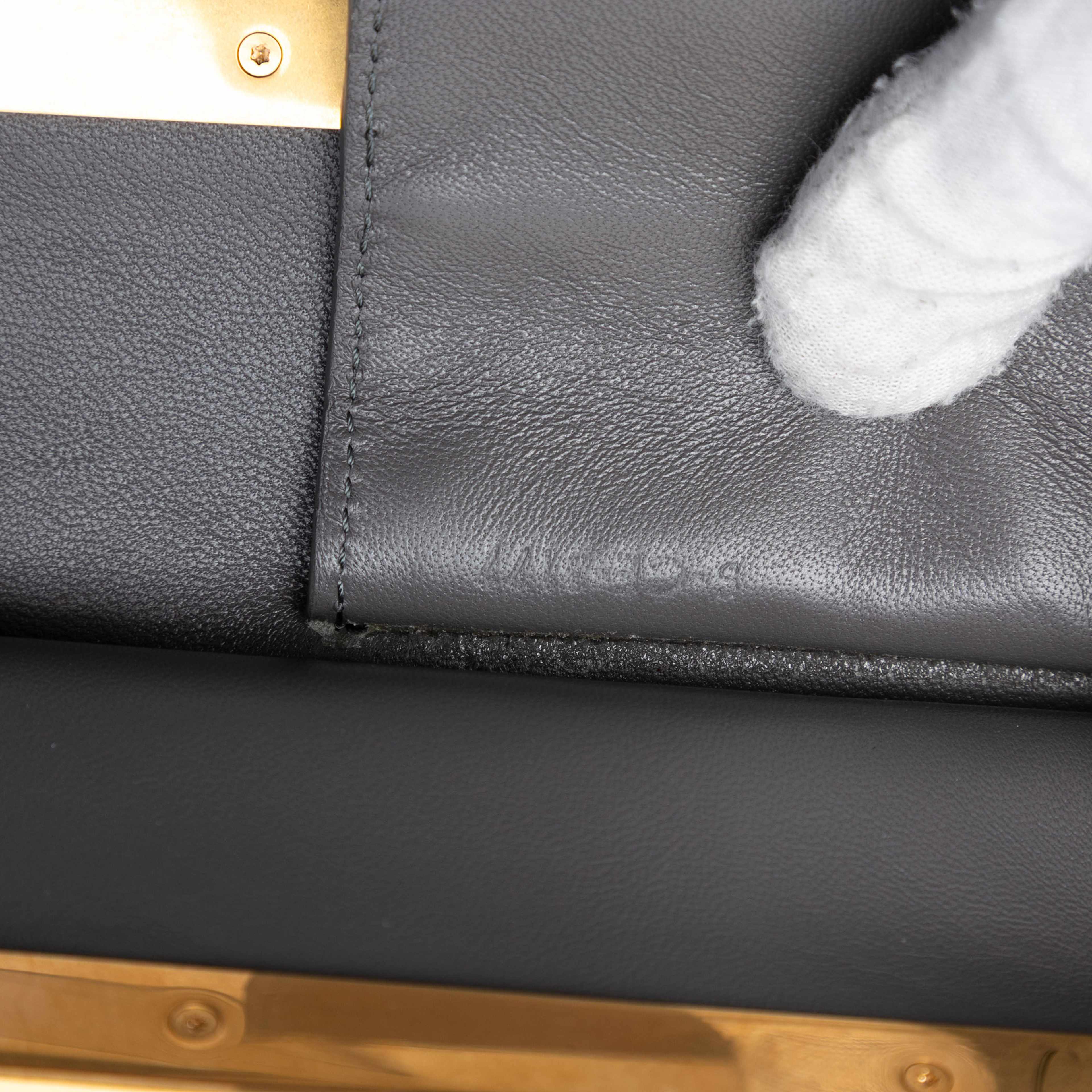 Celine Mini Leather Clasp Crossbody, från Luxclusif, i färgen light gray. Klicka för att öppna bilden i stort format