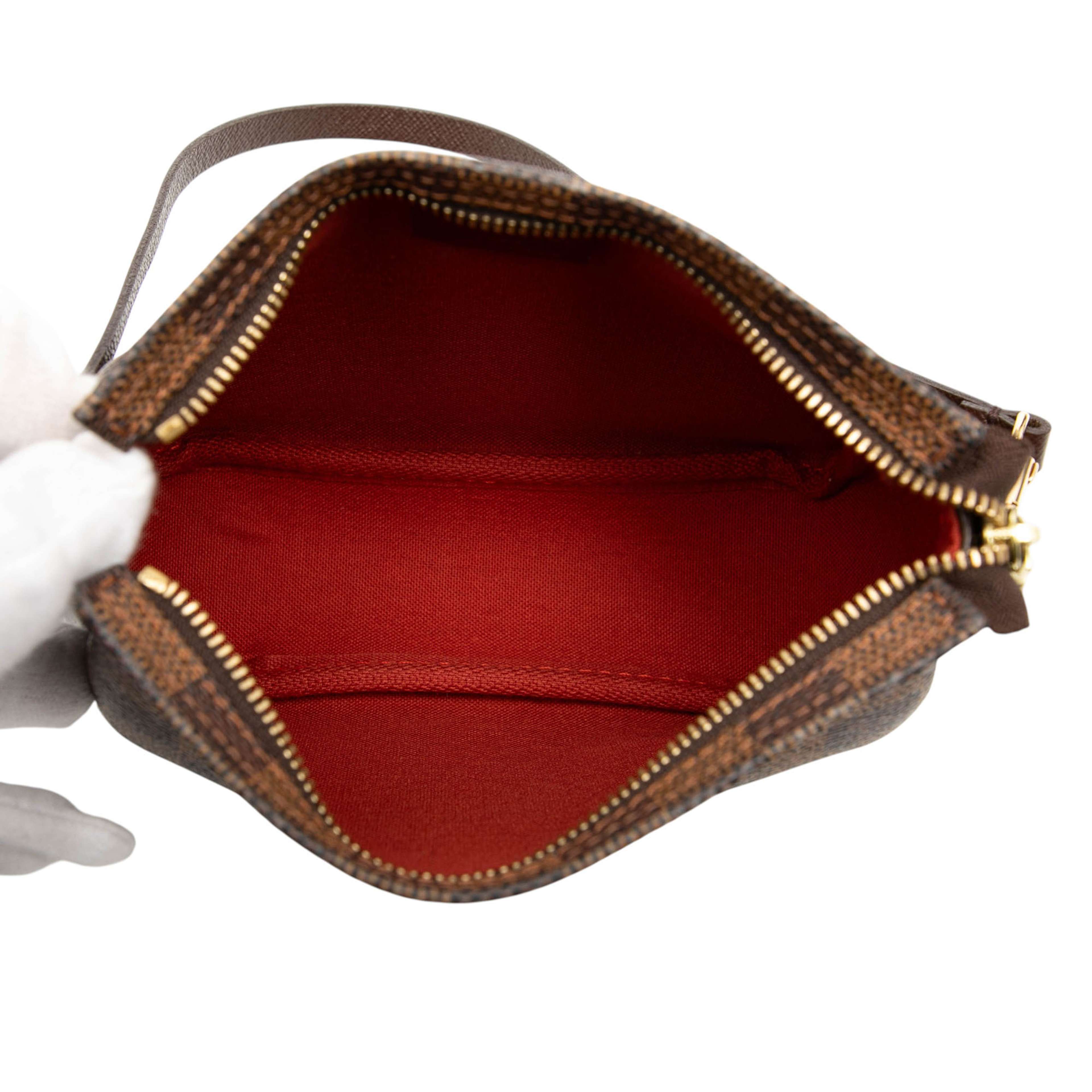 Louis Vuitton Damier Ebene Trousse Pochette, från Luxclusif, i färgen brown. Klicka för att öppna bilden i stort format