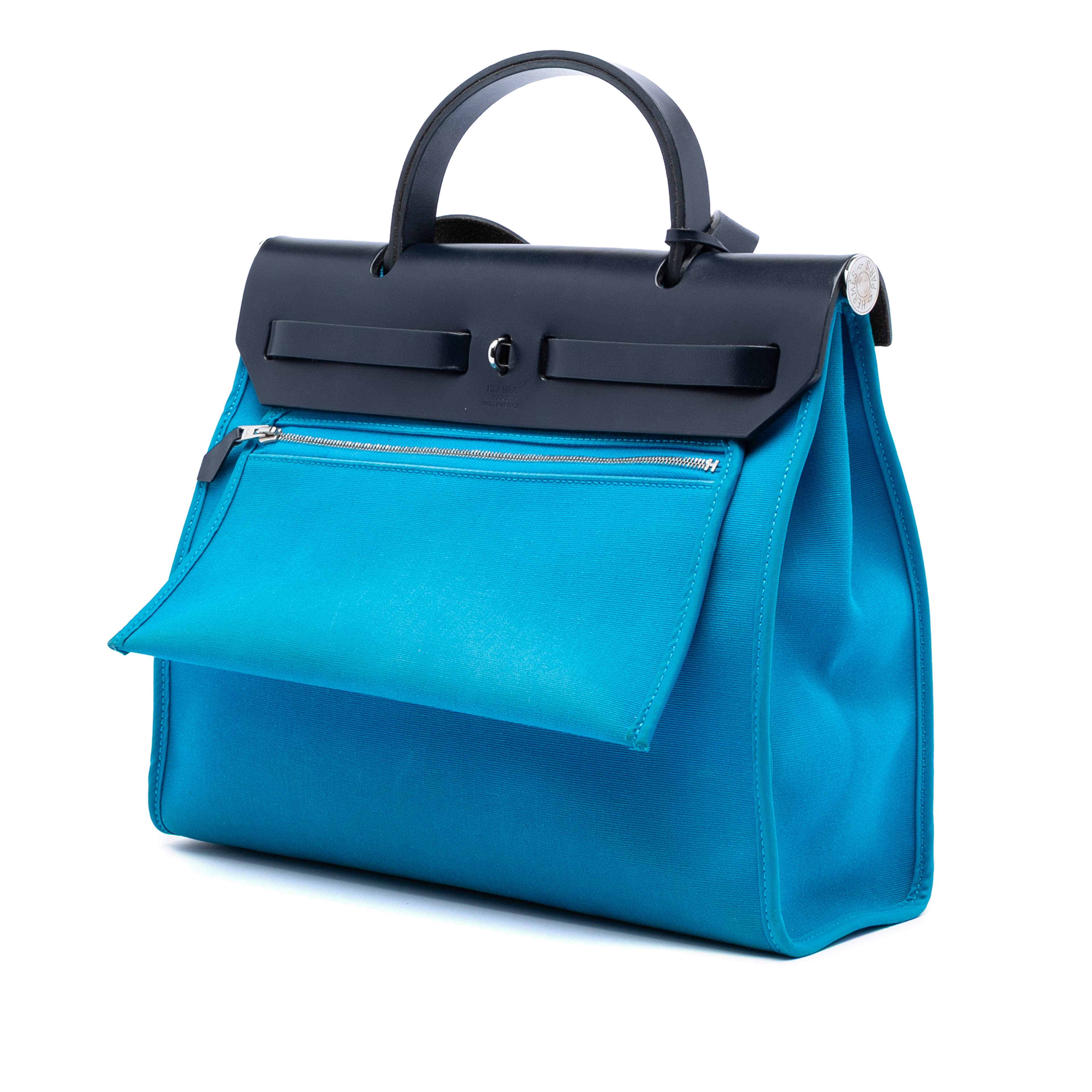Hermès Toile Herbag Zip 31, från Luxclusif, i färgen blue. Klicka för att öppna bilden i stort format
