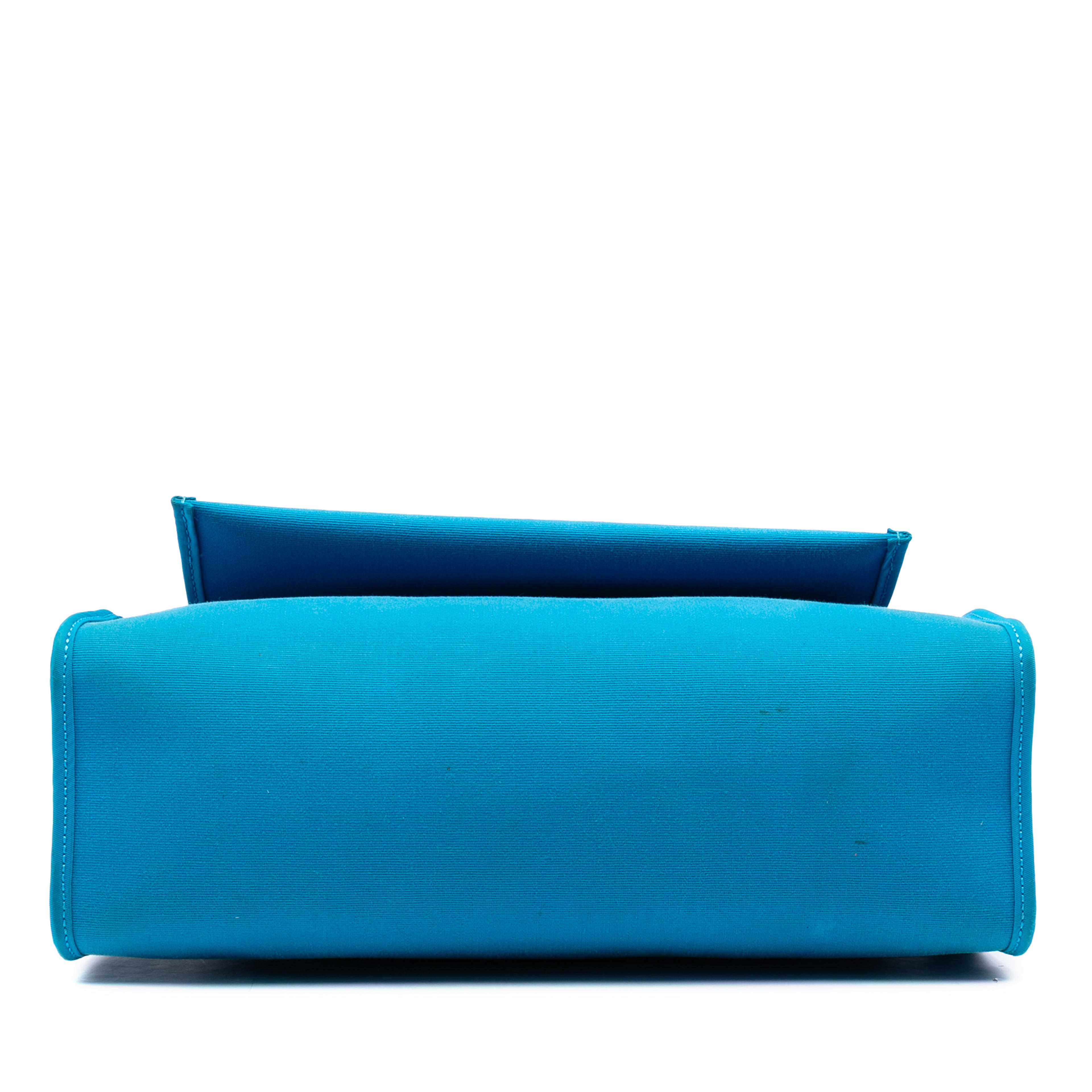 Hermès Toile Herbag Zip 31, från Luxclusif, i färgen blue. Klicka för att öppna bilden i stort format