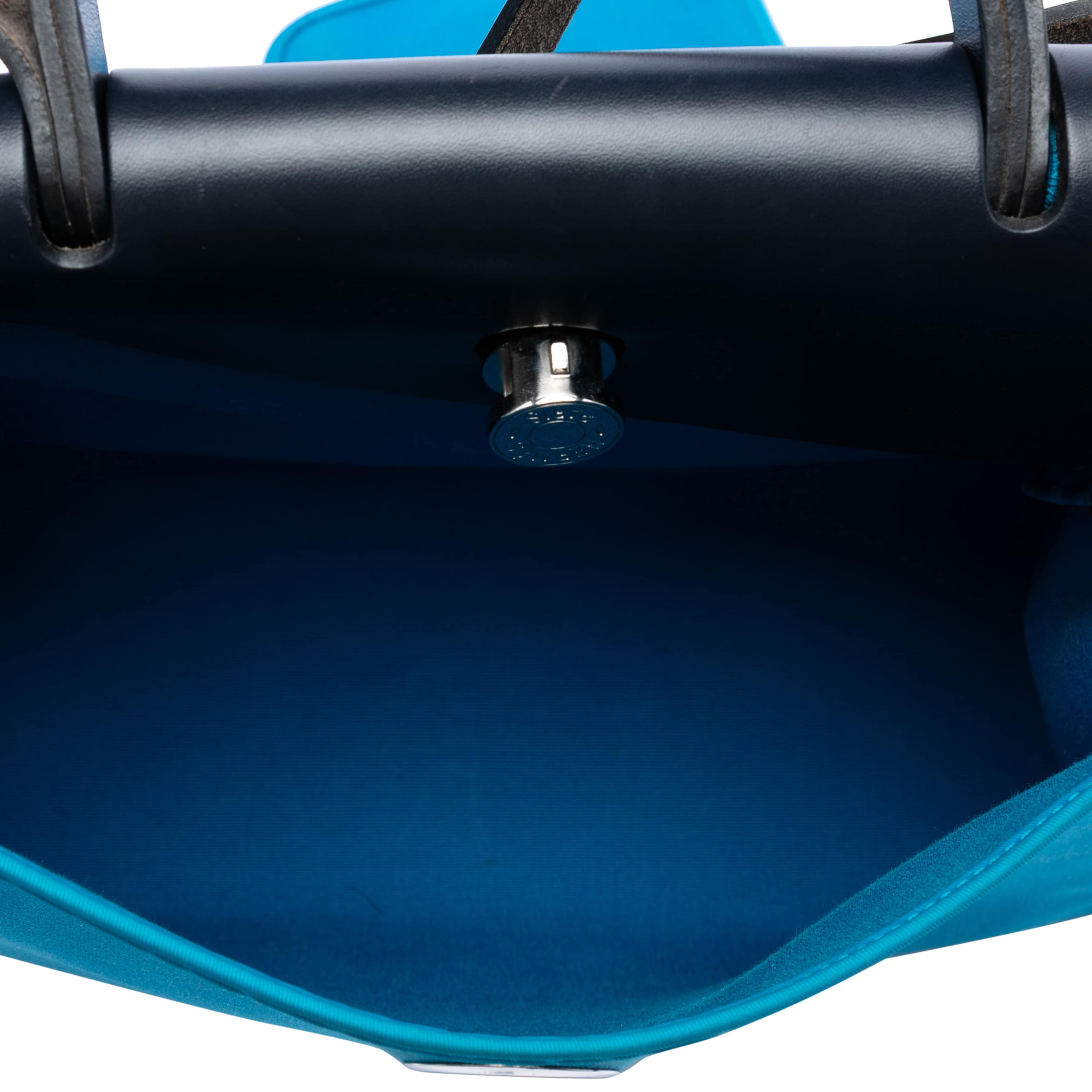 Hermès Toile Herbag Zip 31, från Luxclusif, i färgen blue. Klicka för att öppna bilden i stort format