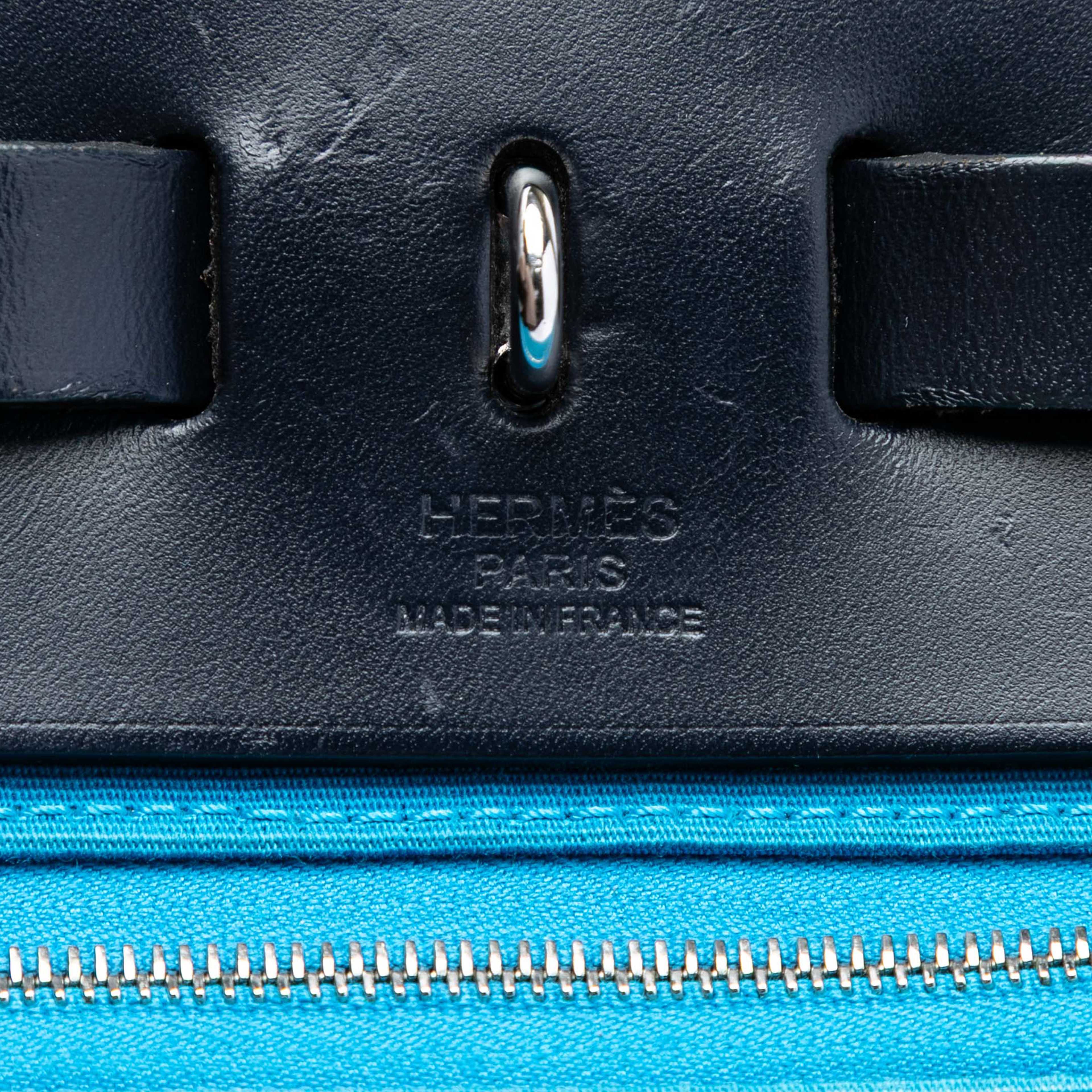 Hermès Toile Herbag Zip 31, från Luxclusif, i färgen blue. Klicka för att öppna bilden i stort format