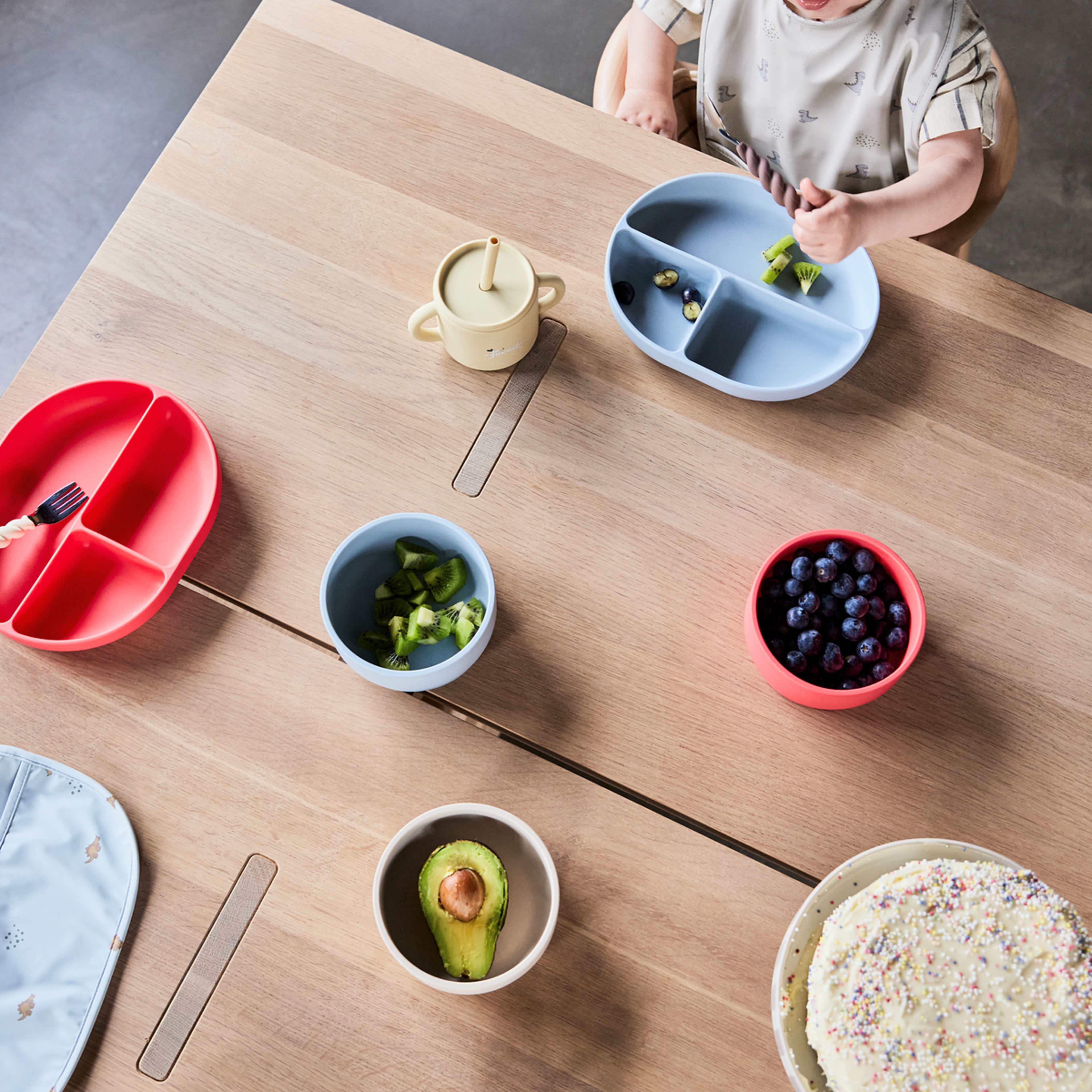 Enkei Suction Bowl, från OYOY Mini, i färgen dusty blue. Klicka för att öppna bilden i stort format