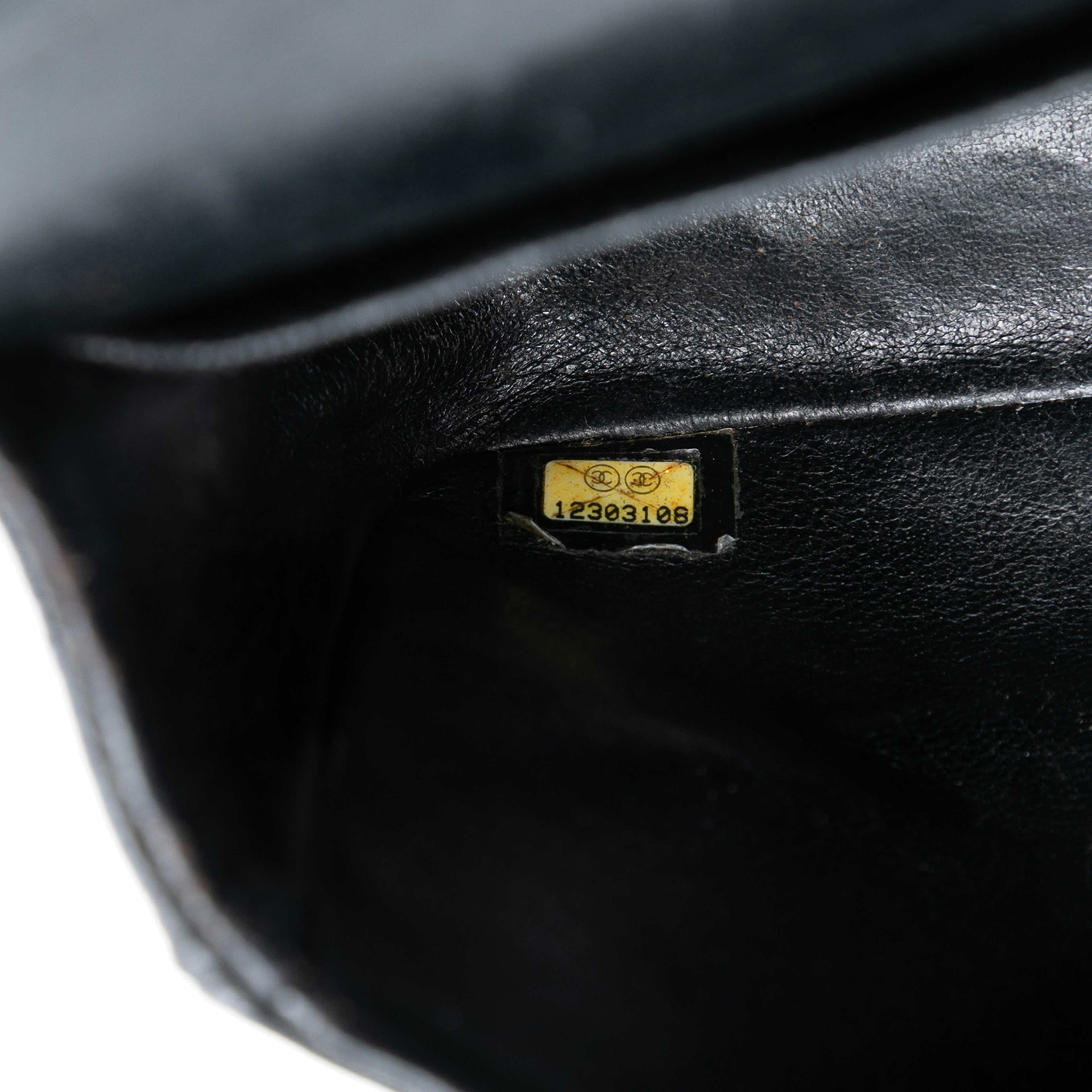 Chanel Medium Classic Caviar Double Flap, från Luxclusif, i färgen black. Klicka för att öppna bilden i stort format