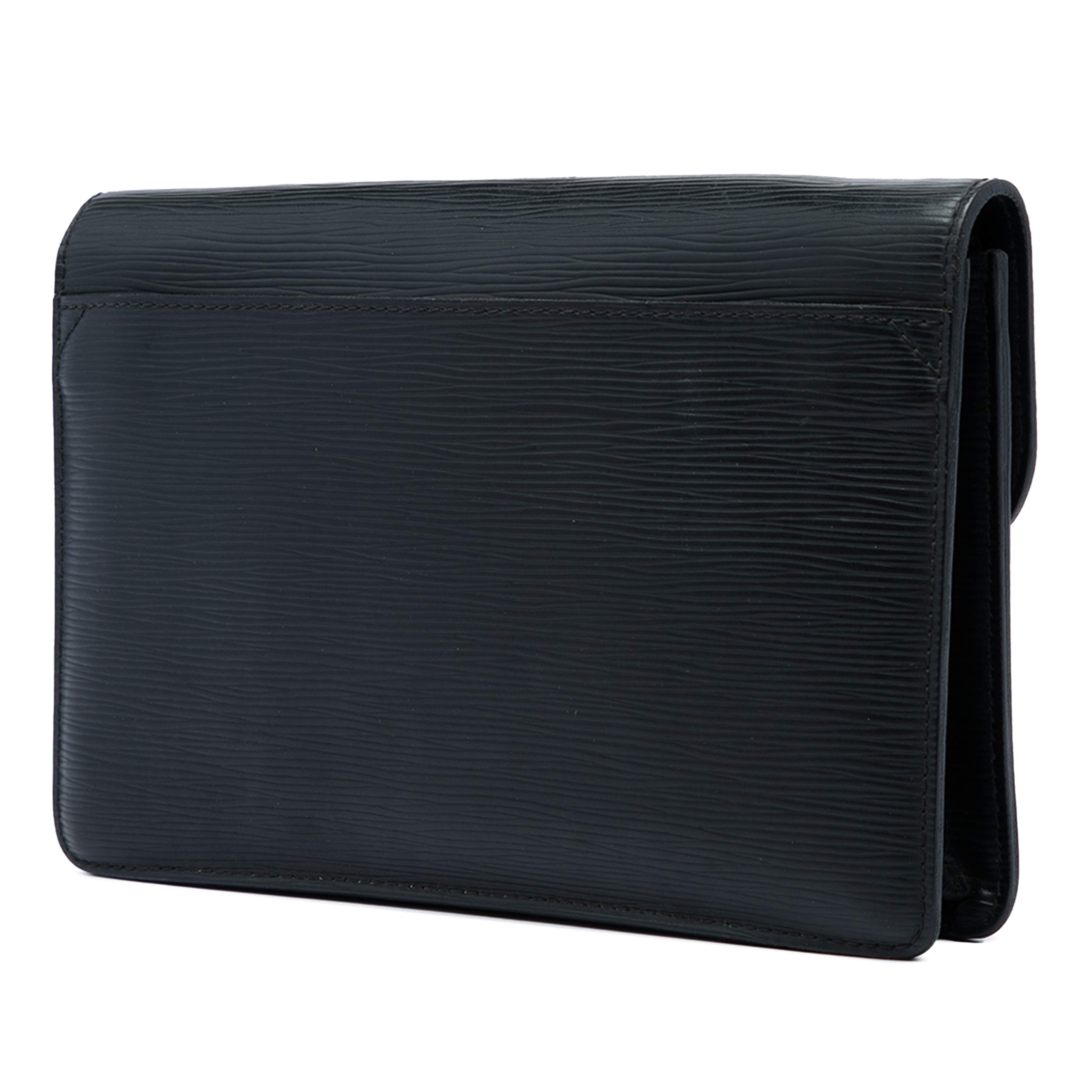 Louis Vuitton Epi Neo Belaia Clutch, från Luxclusif, i färgen svart. Klicka för att öppna bilden i stort format