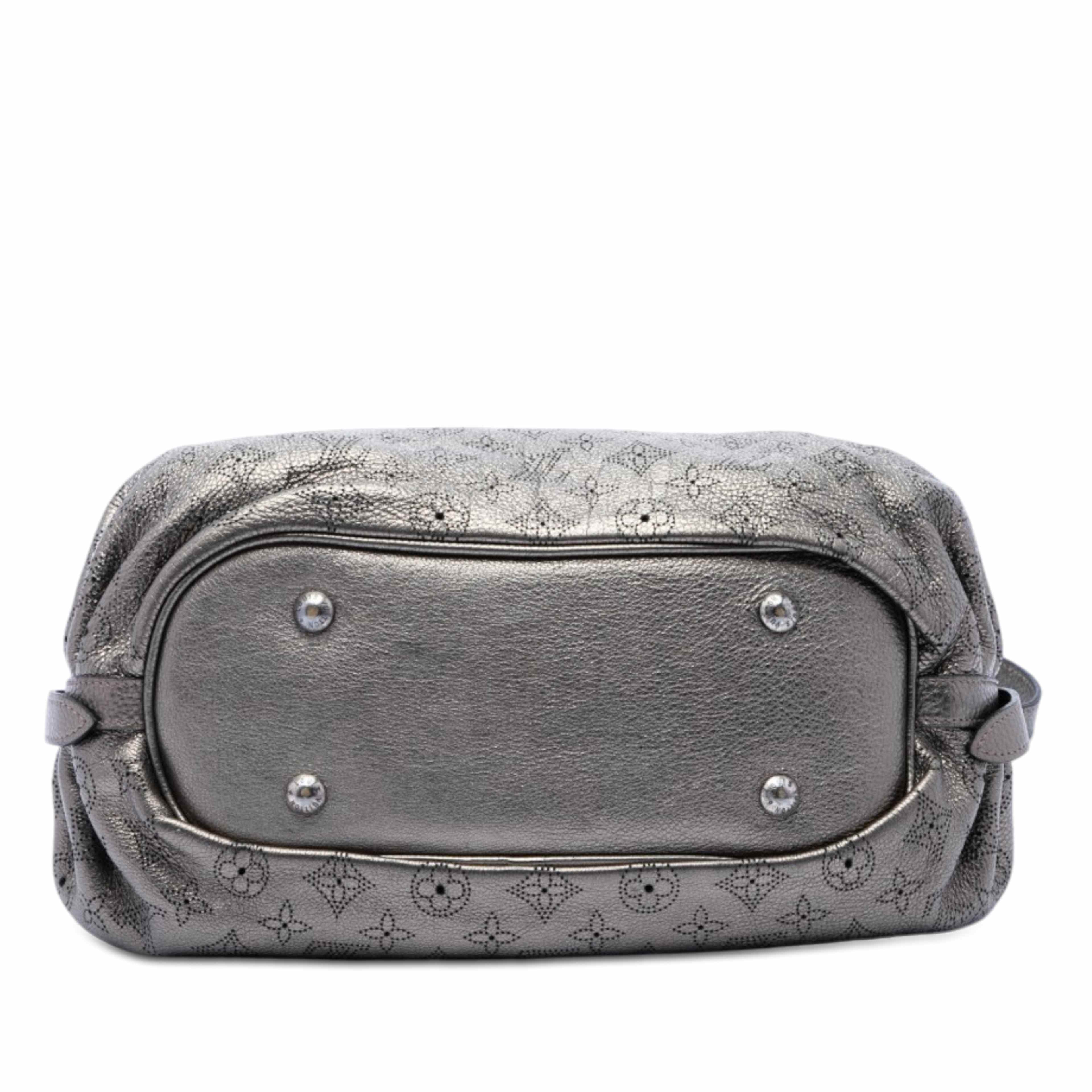 Louis Vuitton Monogram Mahina Xs, från Luxclusif, i färgen silver. Klicka för att öppna bilden i stort format