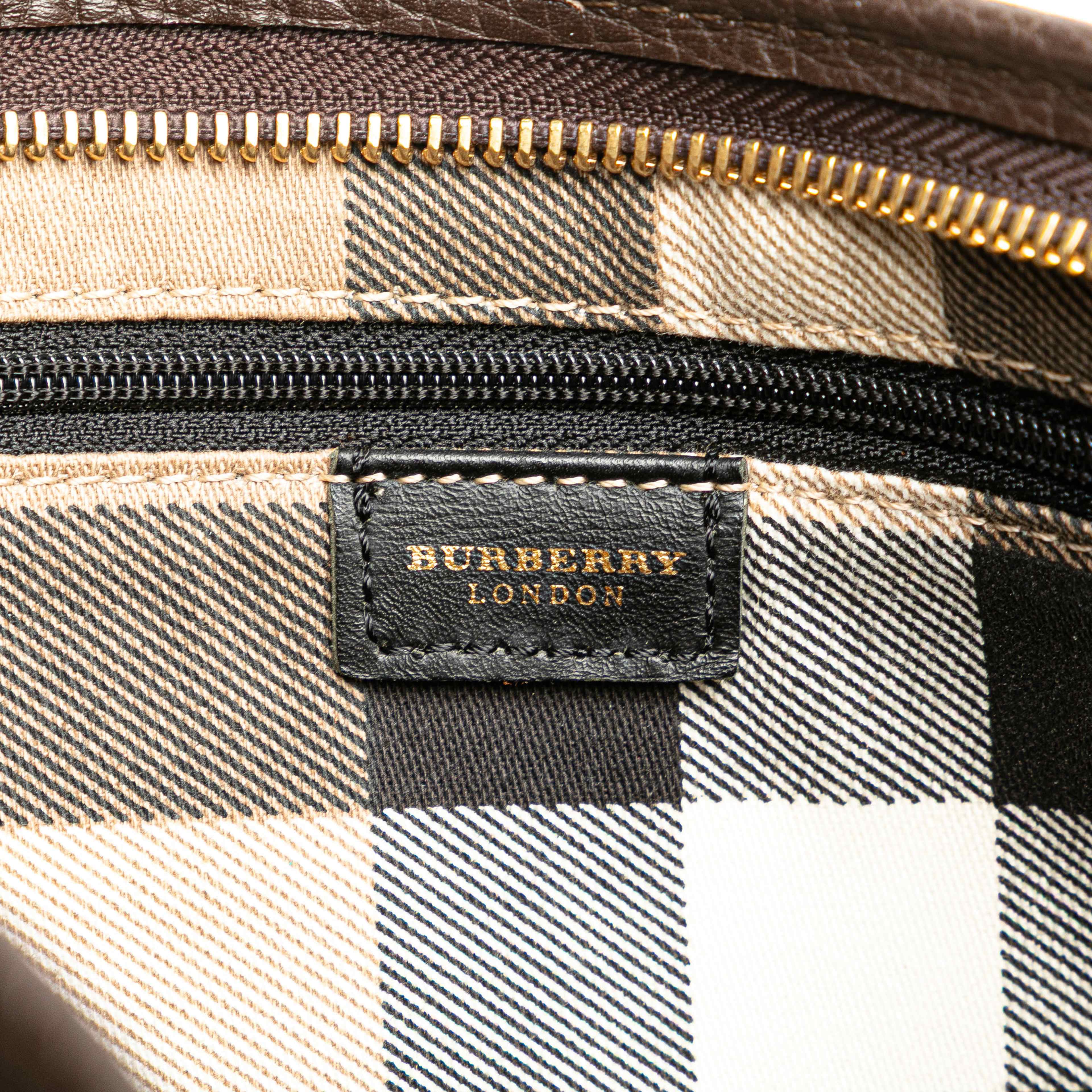 Burberry Leather Shoulder Bag, från Luxclusif, i färgen dark brown. Klicka för att öppna bilden i stort format